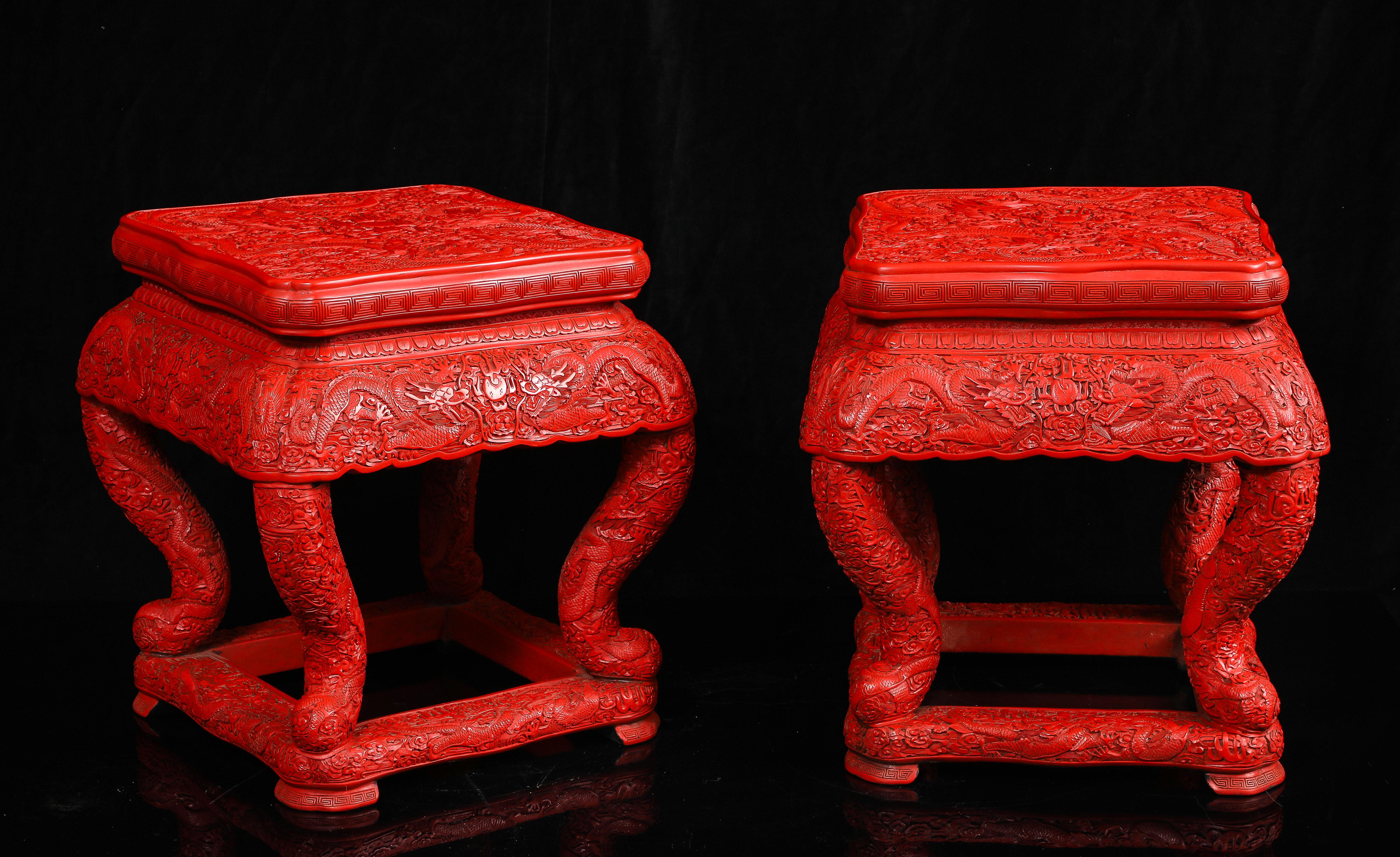 Paire inhabituelle de piédestaux/tools chinois en laque rouge de cinabre à cinq griffes de dragon Bon état - En vente à New York, NY