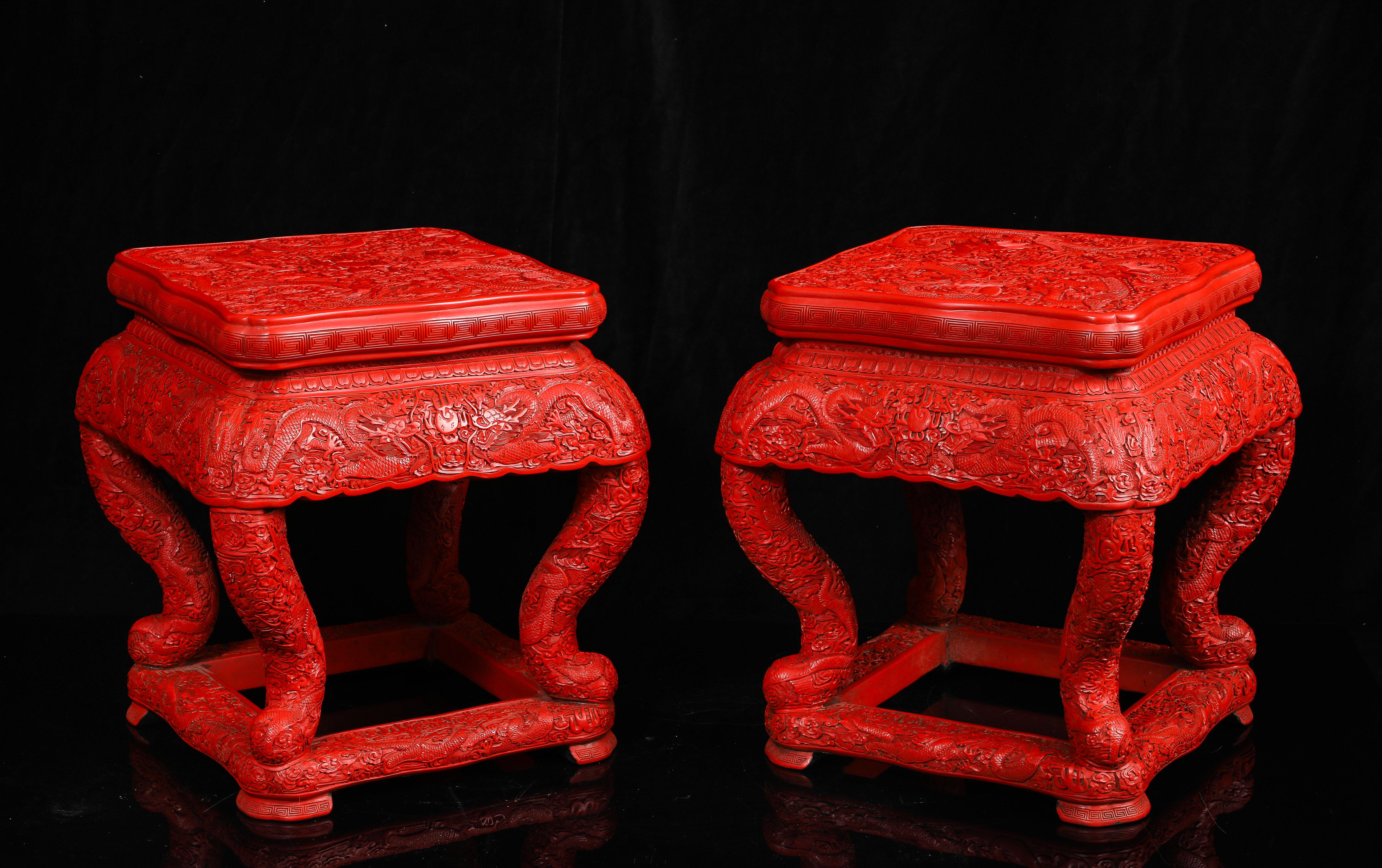 Fin du XIXe siècle Paire inhabituelle de piédestaux/tools chinois en laque rouge de cinabre à cinq griffes de dragon en vente