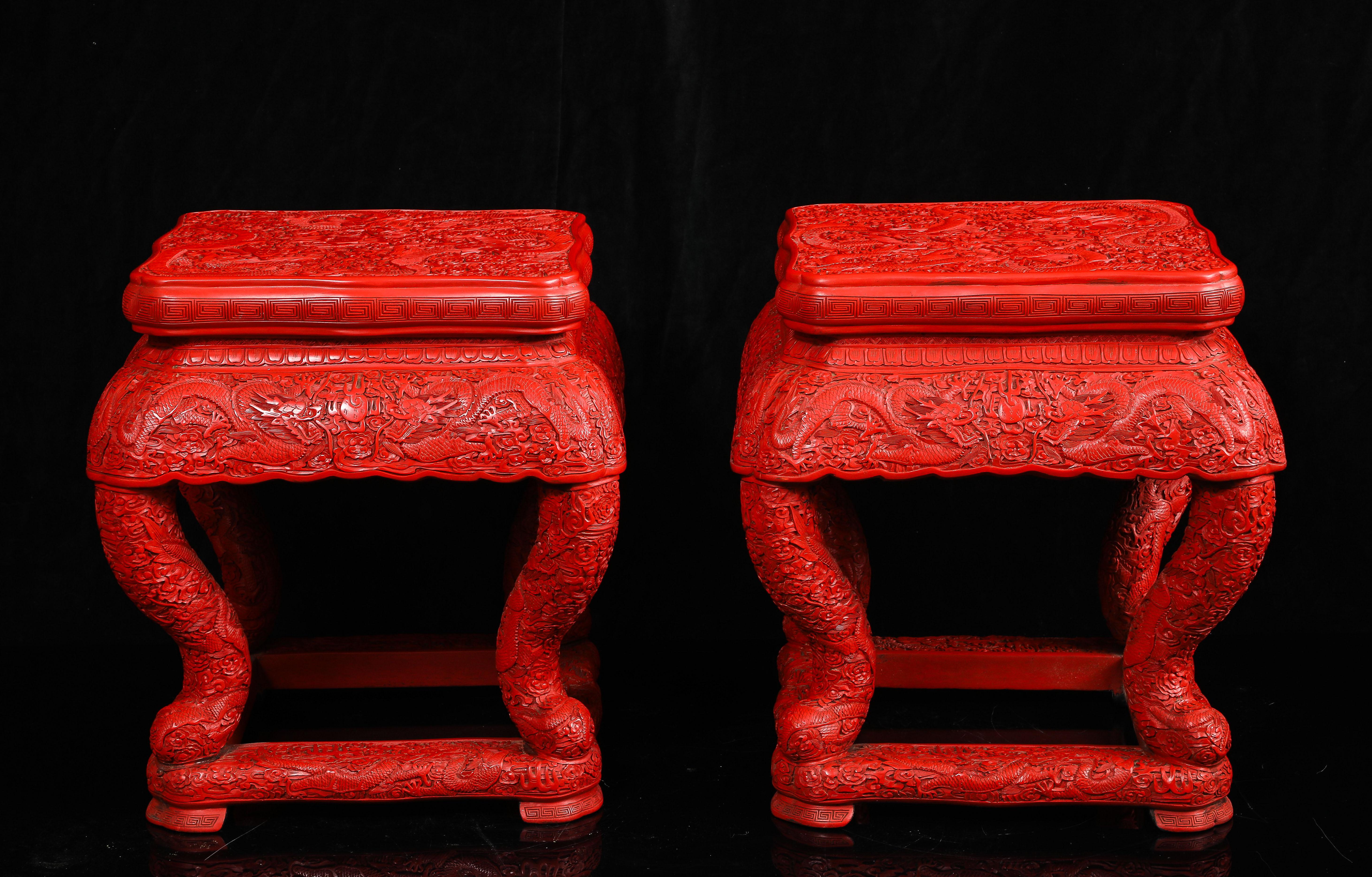 Laque Paire inhabituelle de piédestaux/tools chinois en laque rouge de cinabre à cinq griffes de dragon en vente