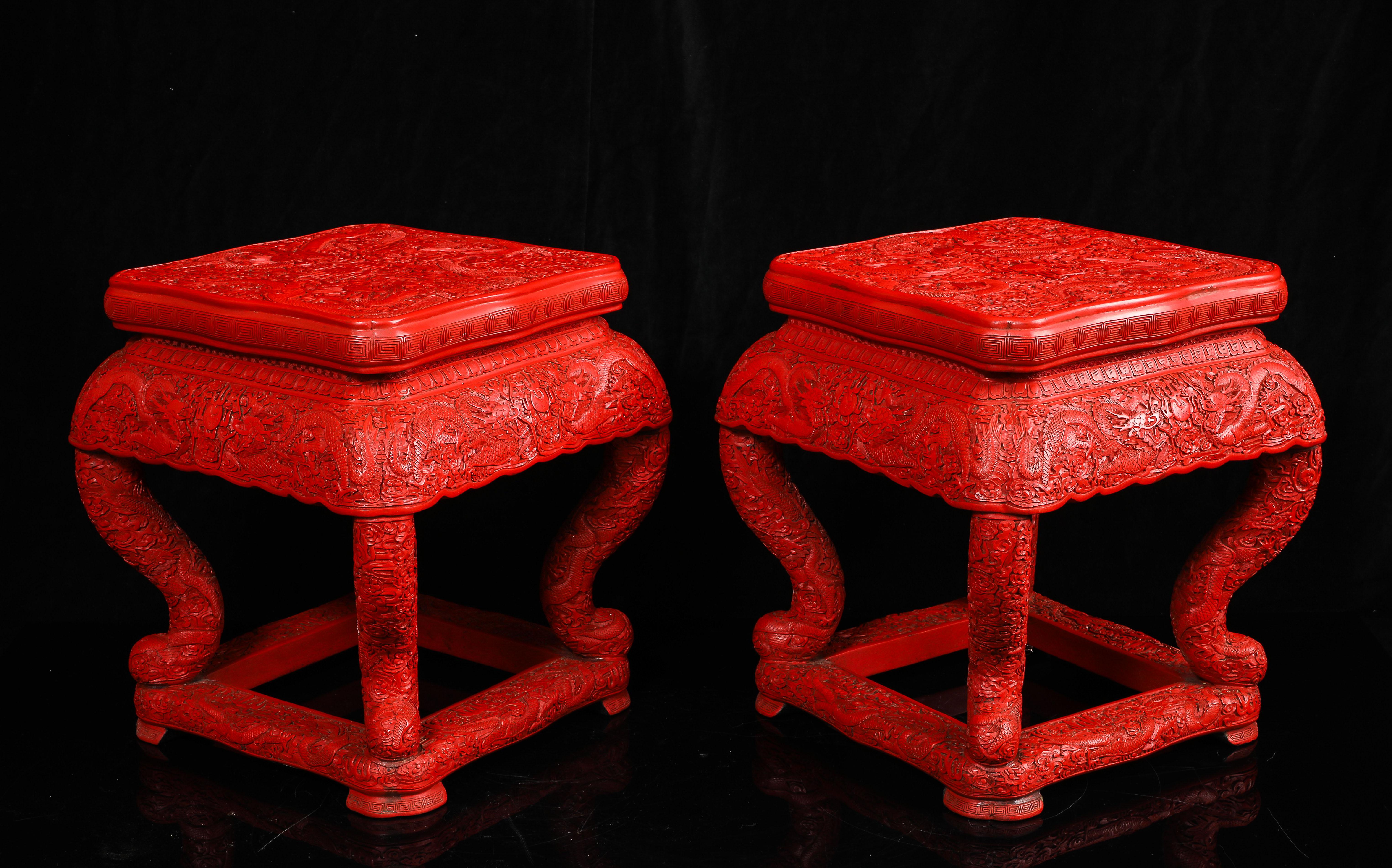 Paire inhabituelle de piédestaux/tools chinois en laque rouge de cinabre à cinq griffes de dragon en vente 1