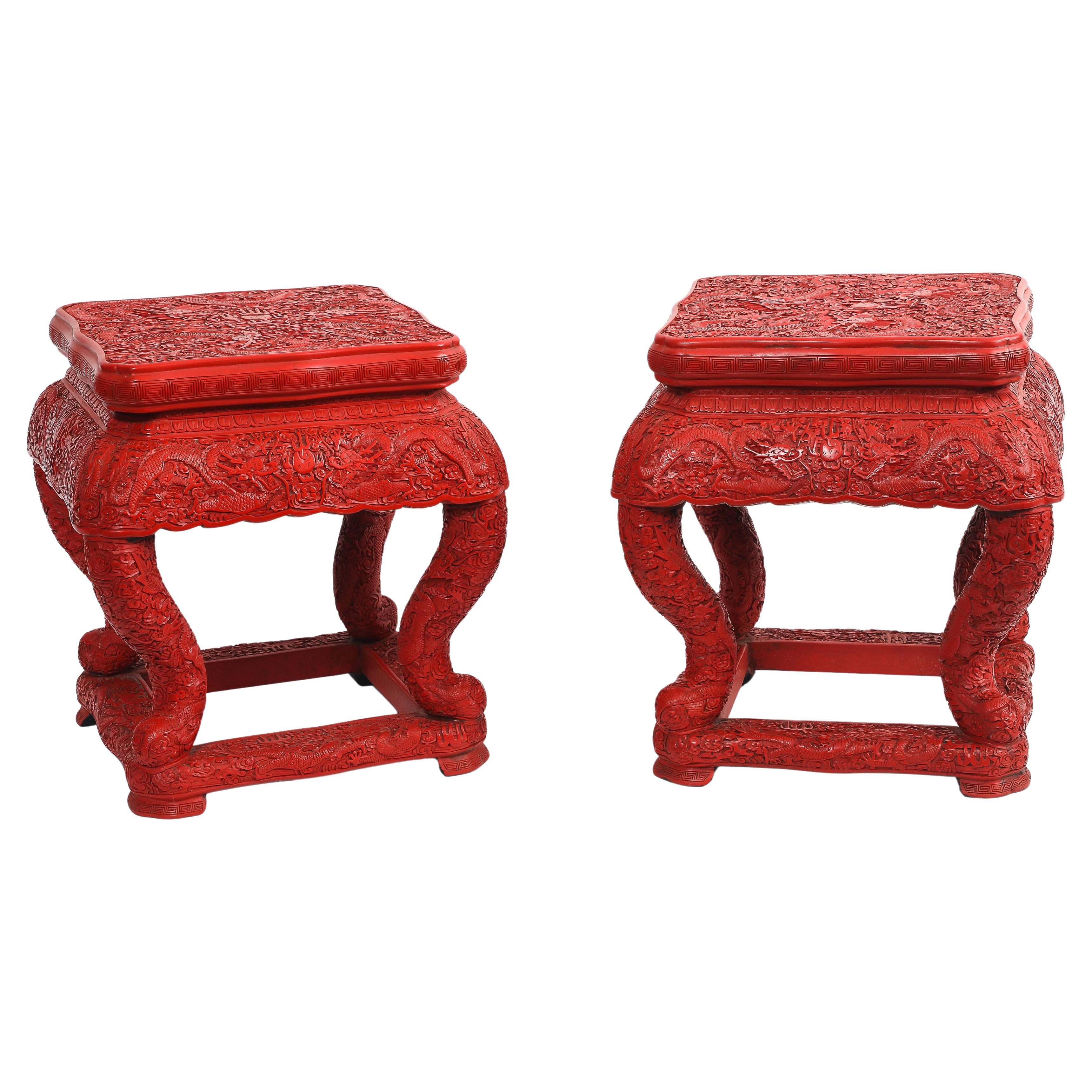 Paire inhabituelle de piédestaux/tools chinois en laque rouge de cinabre à cinq griffes de dragon en vente