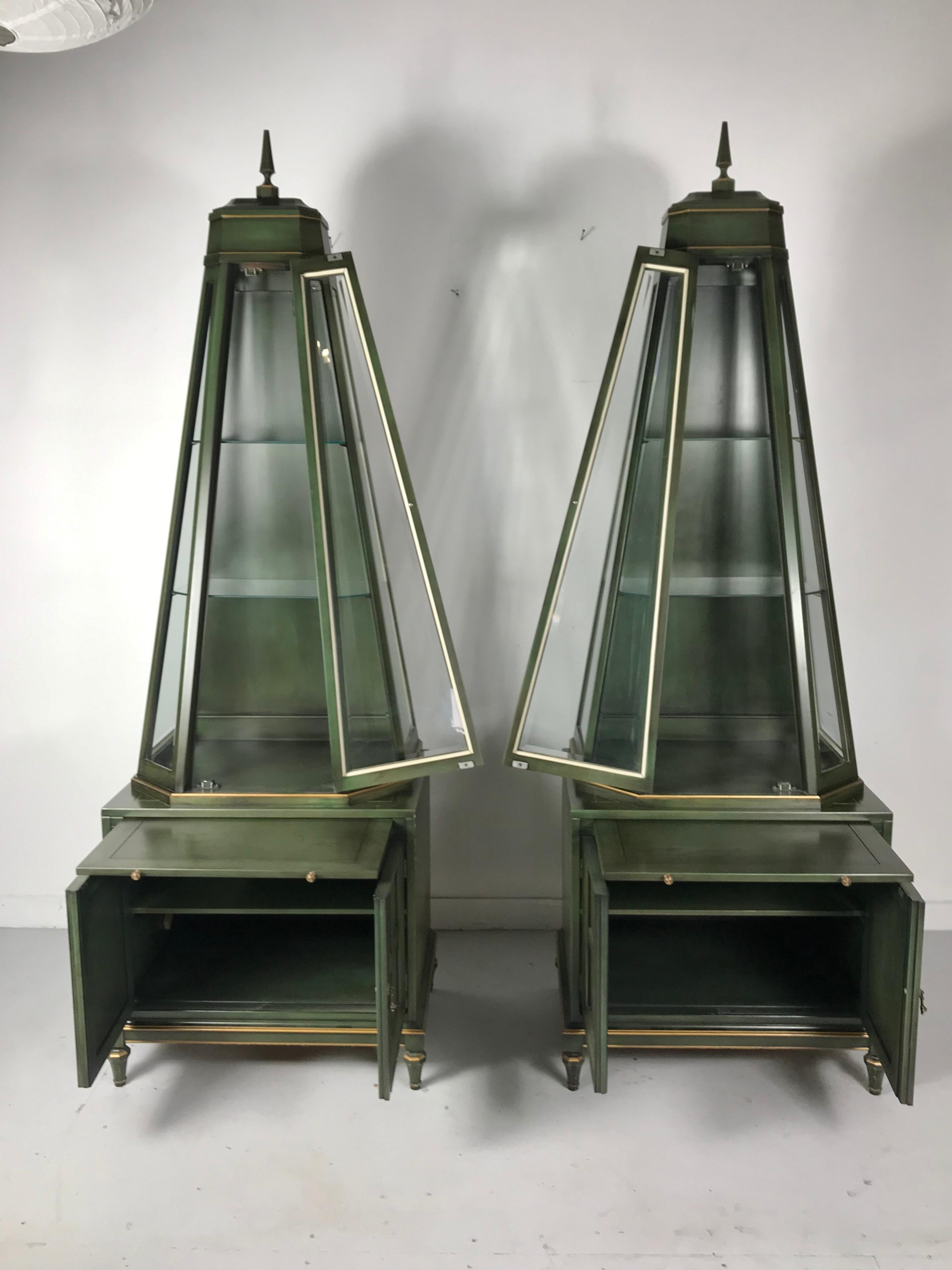 Mid-20th Century Unusual Pair of Decorative Pyramidal Curio Cabinets, Vitrines by Union National