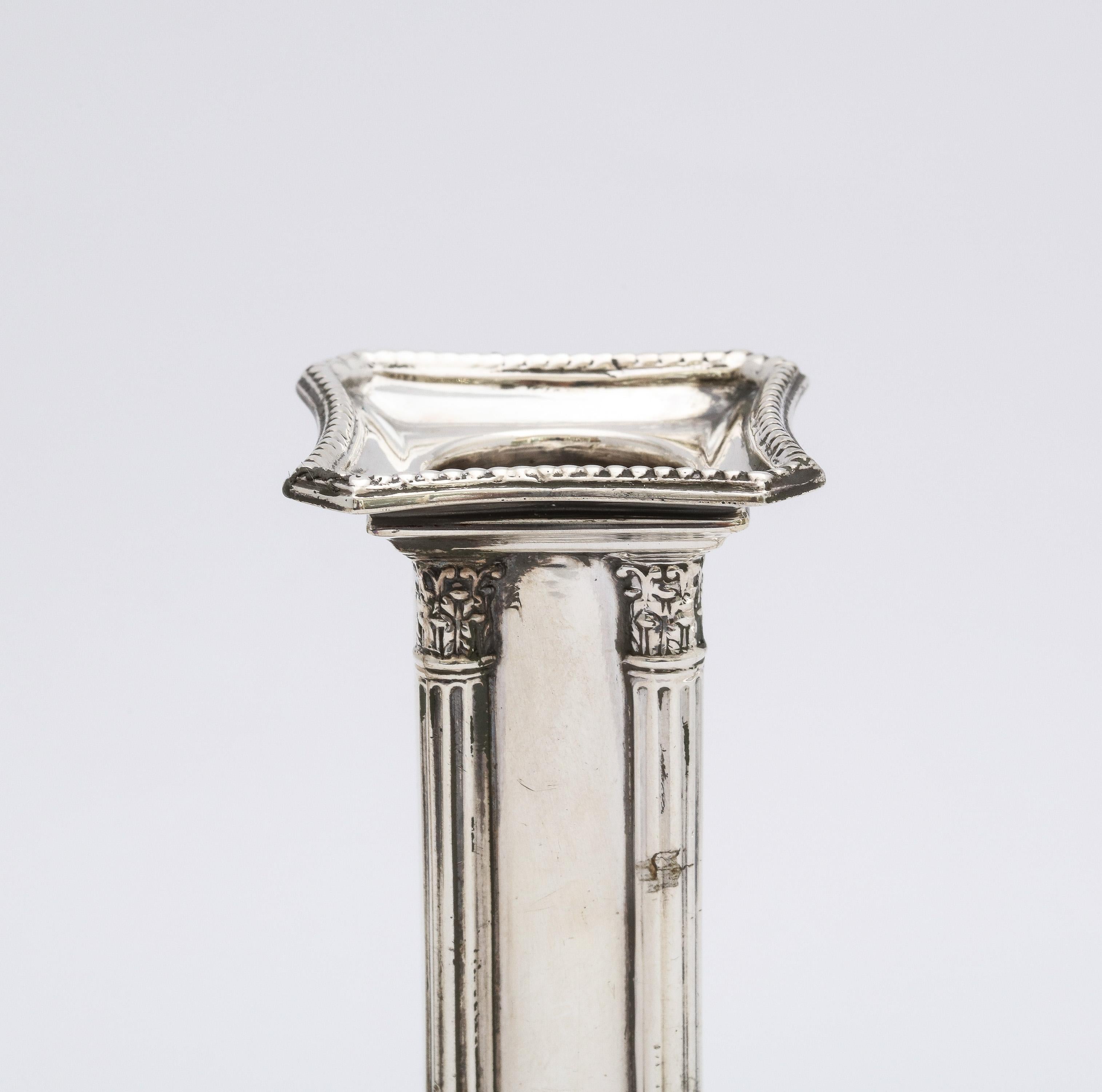 Argent sterling Paire inhabituelle de chandeliers en argent sterling de style néoclassique de la période édouardienne en vente