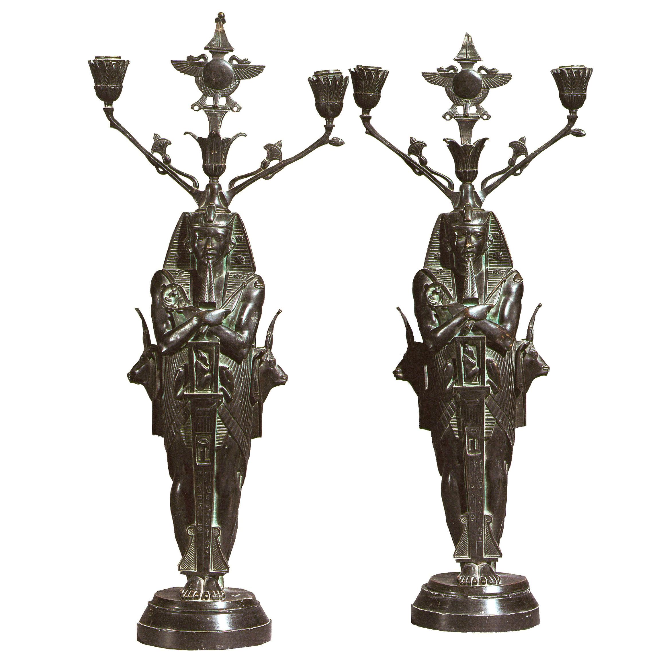 Paire inhabituelle de candélabres de style néo-égyptien, 19ème siècle