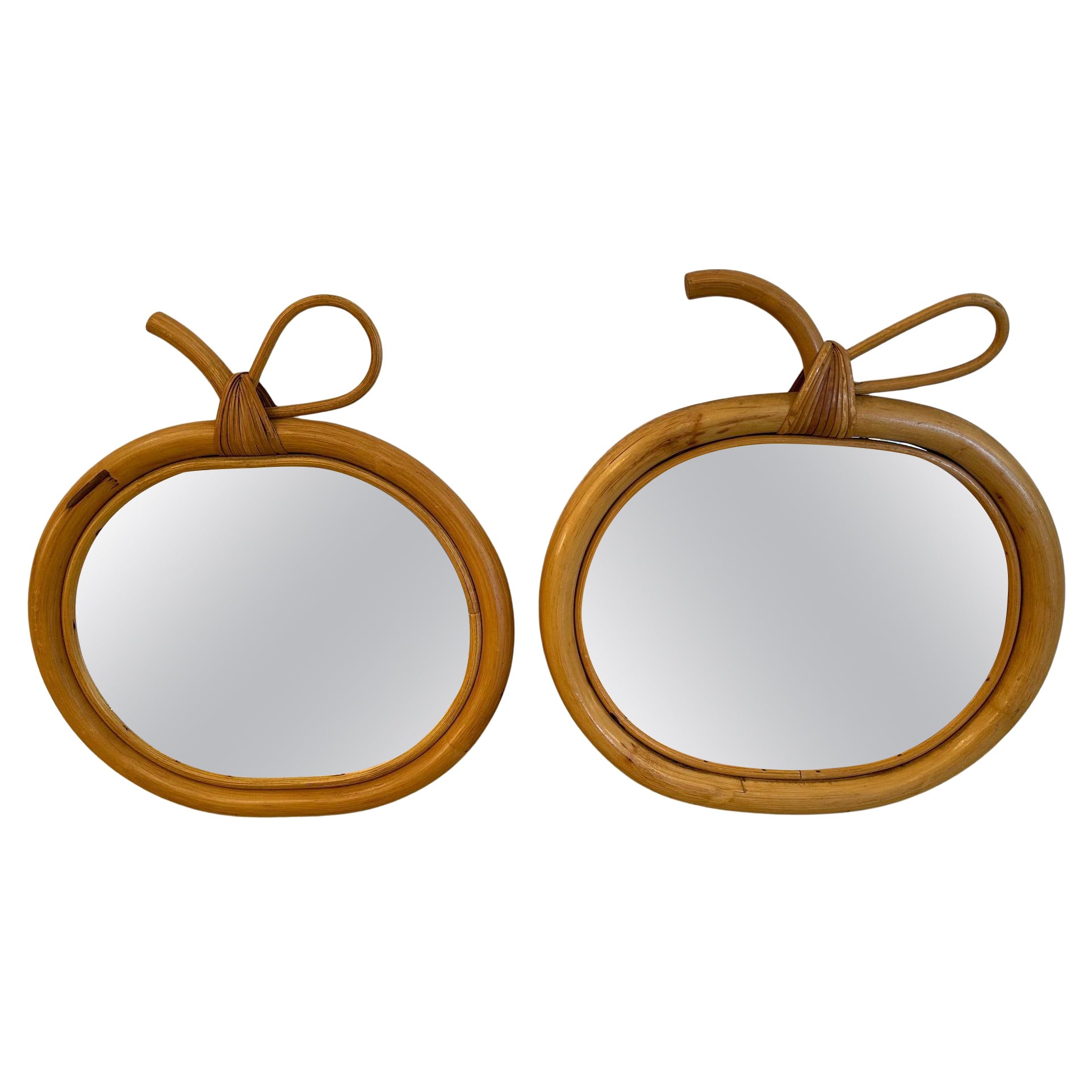 Paire inhabituelle de miroirs français en forme de pomme en rotin et osier