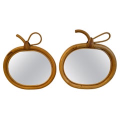 Paire inhabituelle de miroirs français en forme de pomme en rotin et osier