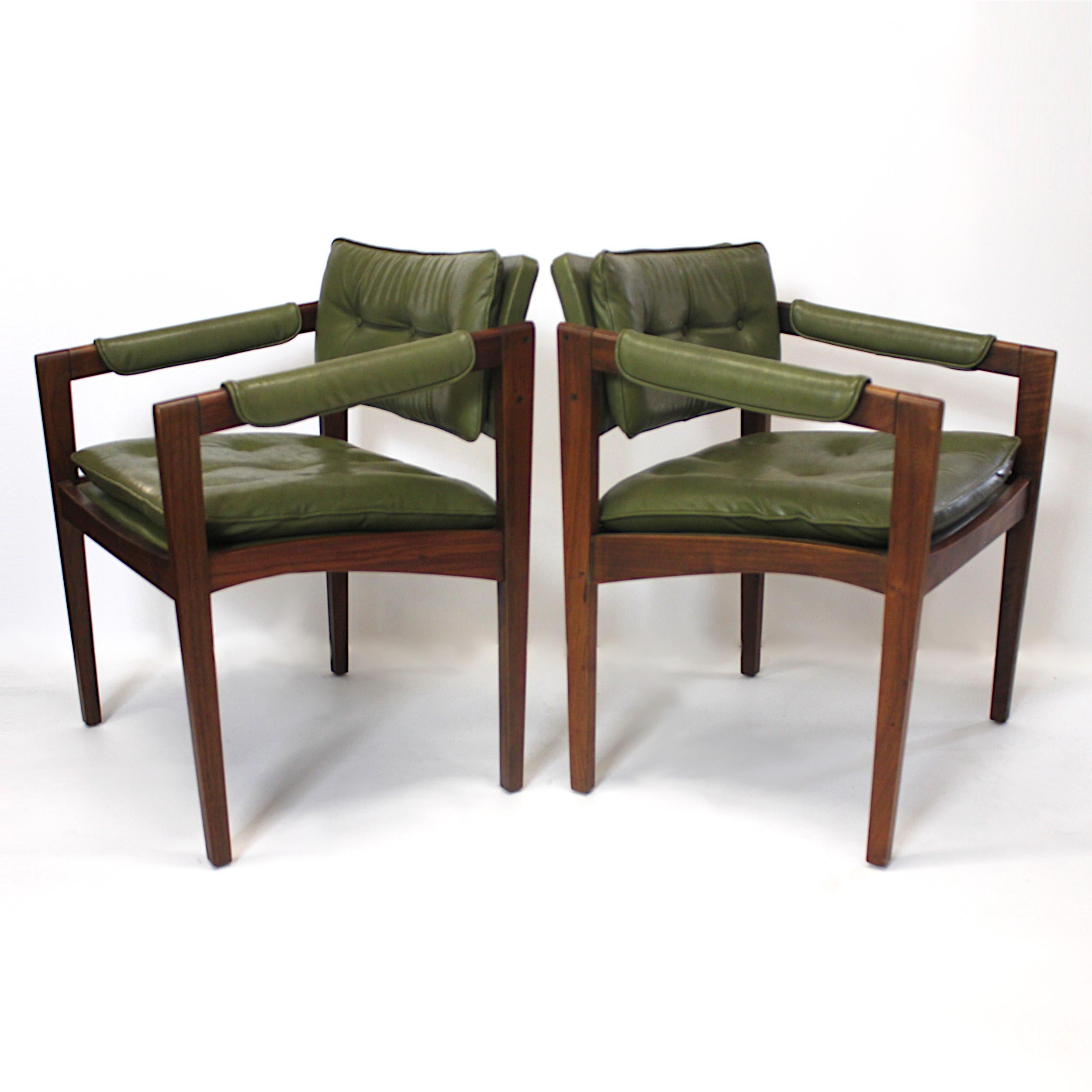 Unusual Pair of Green Mid-Century Modern Lounge Chairs by Glenn of California In Excellent Condition In Lafayette, IN