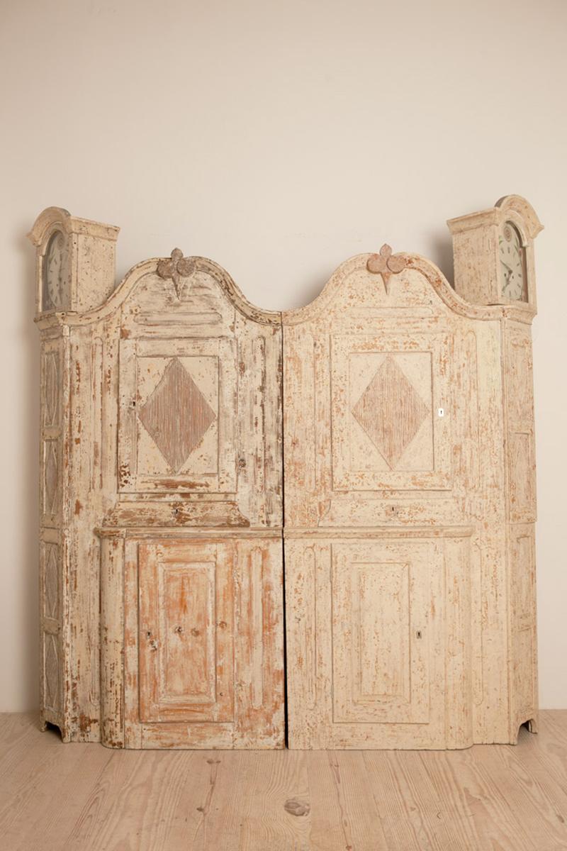 Unusual pair of Gustavian corner clock cabinets, origin: Mora, Sweden, circa 1780

Each cabinet with matching working, tall case clocks decorated with four fluted diamond patterns and upper and lower cabinet spaces. Dry-scraped to original