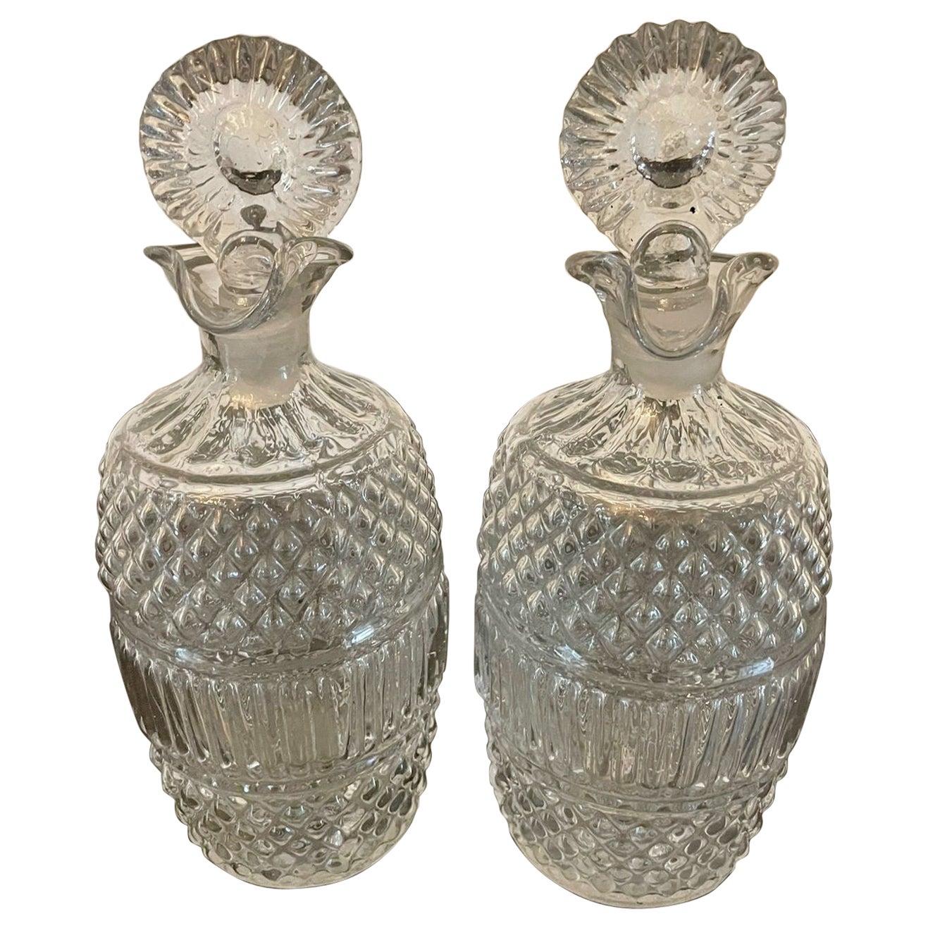 Paire inhabituelle de carafes irlandaises anciennes victoriennes en verre taillé de qualité