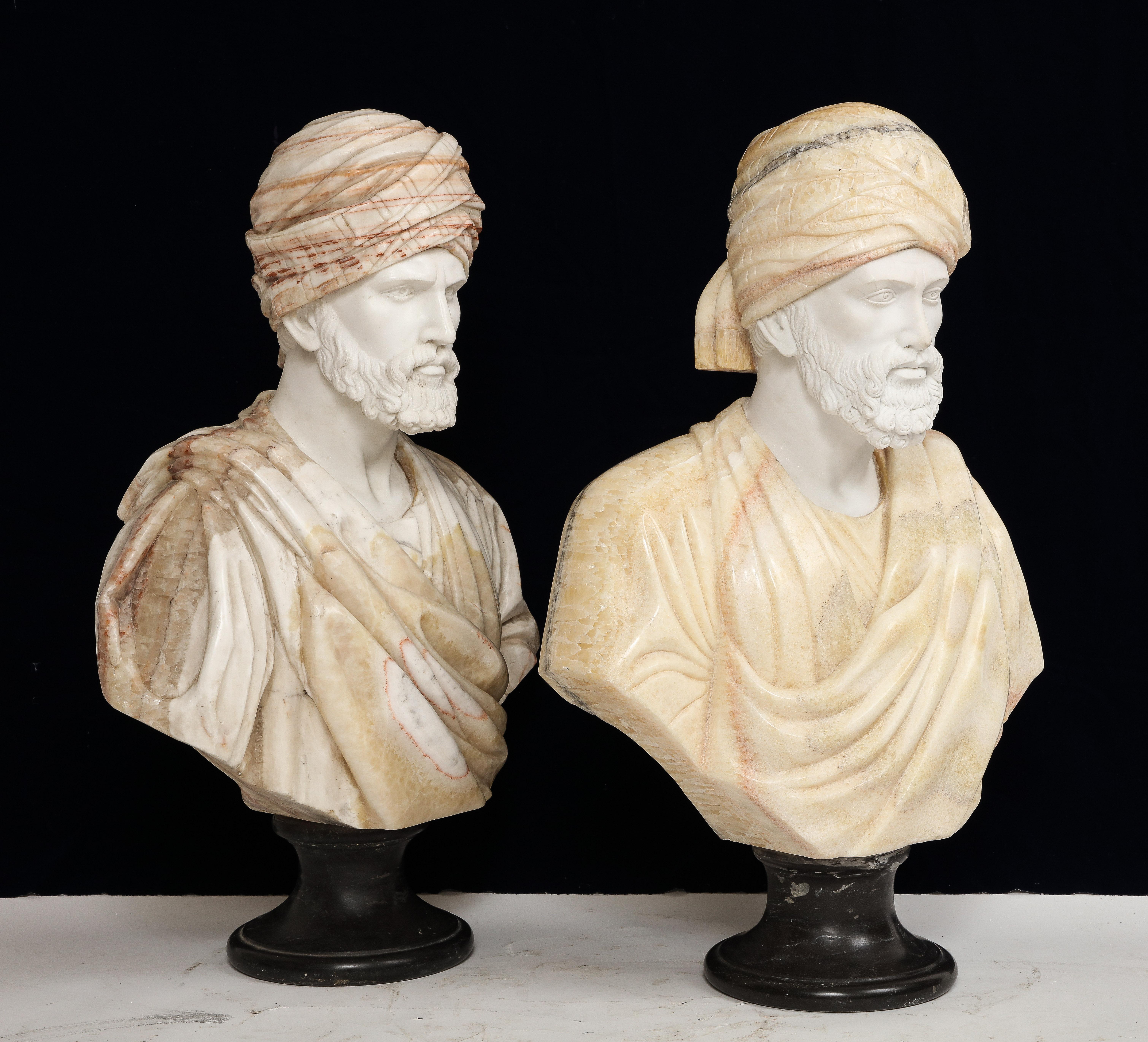 Ein ungewöhnliches Paar italienischer, handgeschnitzter Marmor- und Onyxbüsten von orientalischen Königen, 1900er Jahre

Dieses außergewöhnliche Paar italienischer Marmorbüsten ist ein Zeugnis für die zeitlose Anziehungskraft klassischer Kunst und