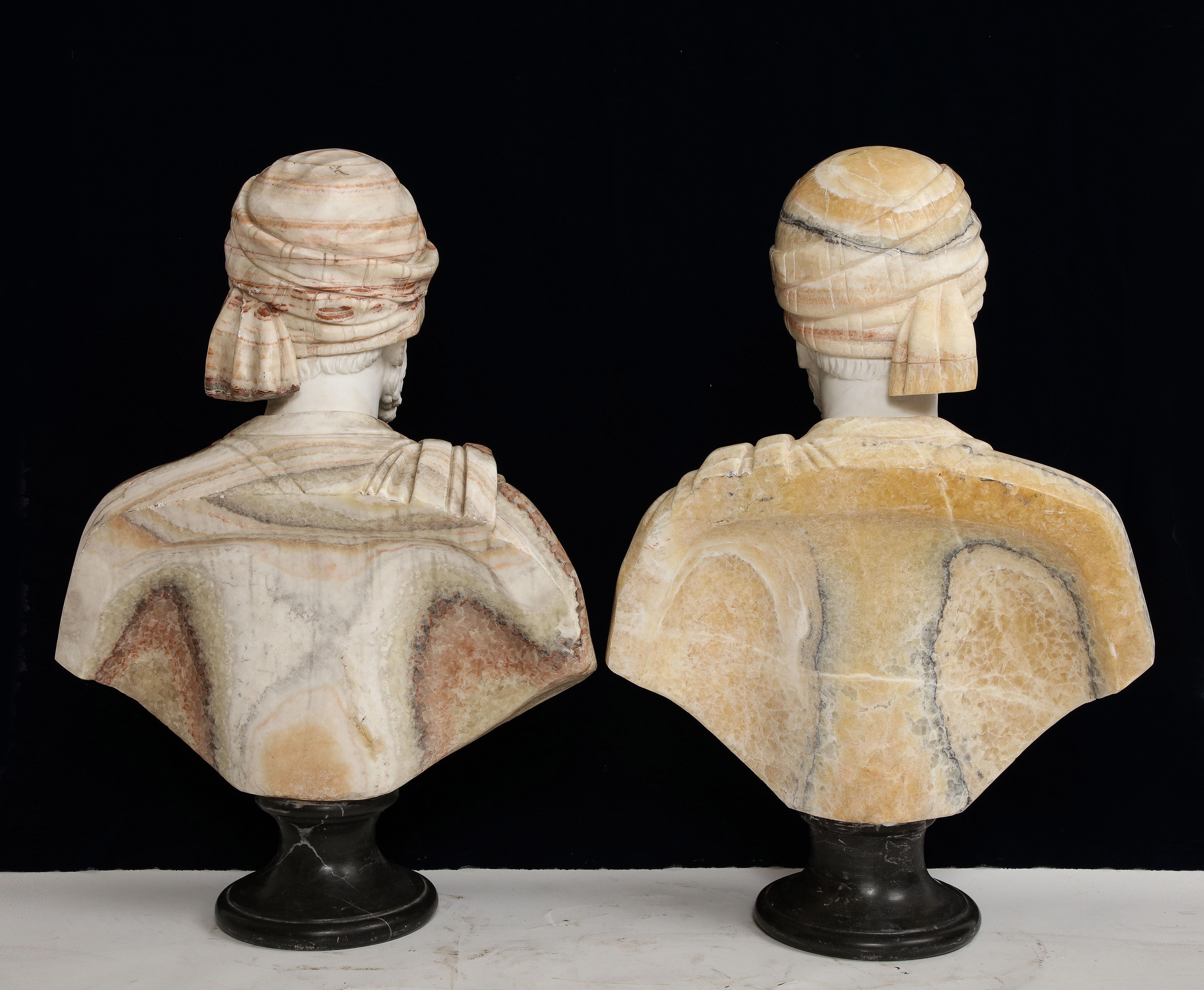 Ungewöhnliches Paar italienischer handgeschnitzter orientalischer Büsten aus Marmor und Onyx  im Zustand „Hervorragend“ in New York, NY
