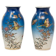 Inusual Pareja de Jarrones Satsuma Japoneses del Periodo Meiji (1868-1912) de Kinkozan