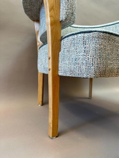 Paire inhabituelle de chaises à accoudoirs modernes de style milieu de siècle