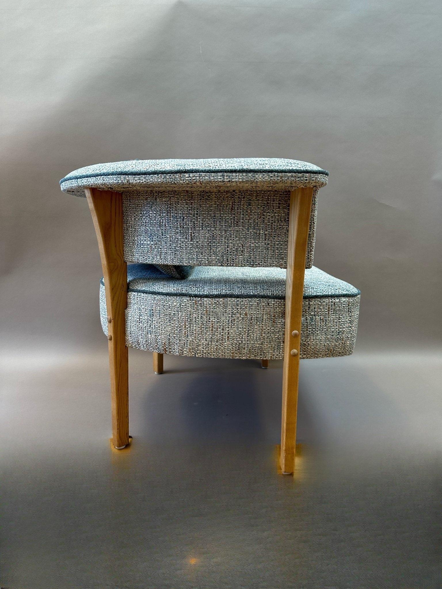 Inusual Pareja de Sillones Modernos de Estilo de Mitad de Siglo en Nuevo estado para la venta en Middleburg, VA