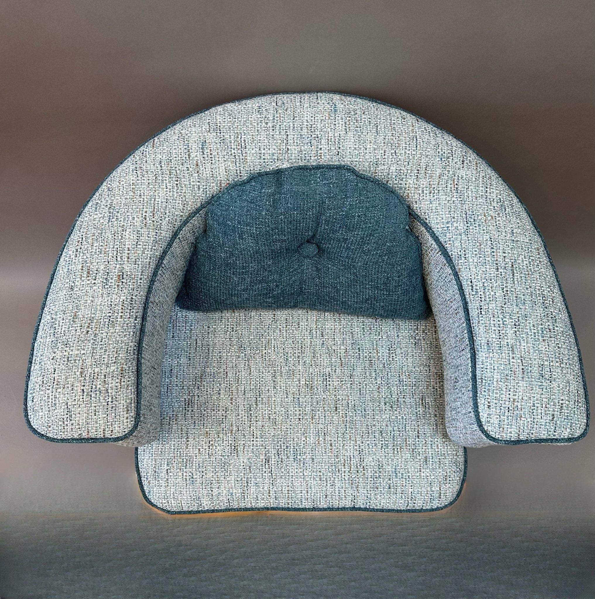 Inusual Pareja de Sillones Modernos de Estilo de Mitad de Siglo Siglo XXI y contemporáneo en venta