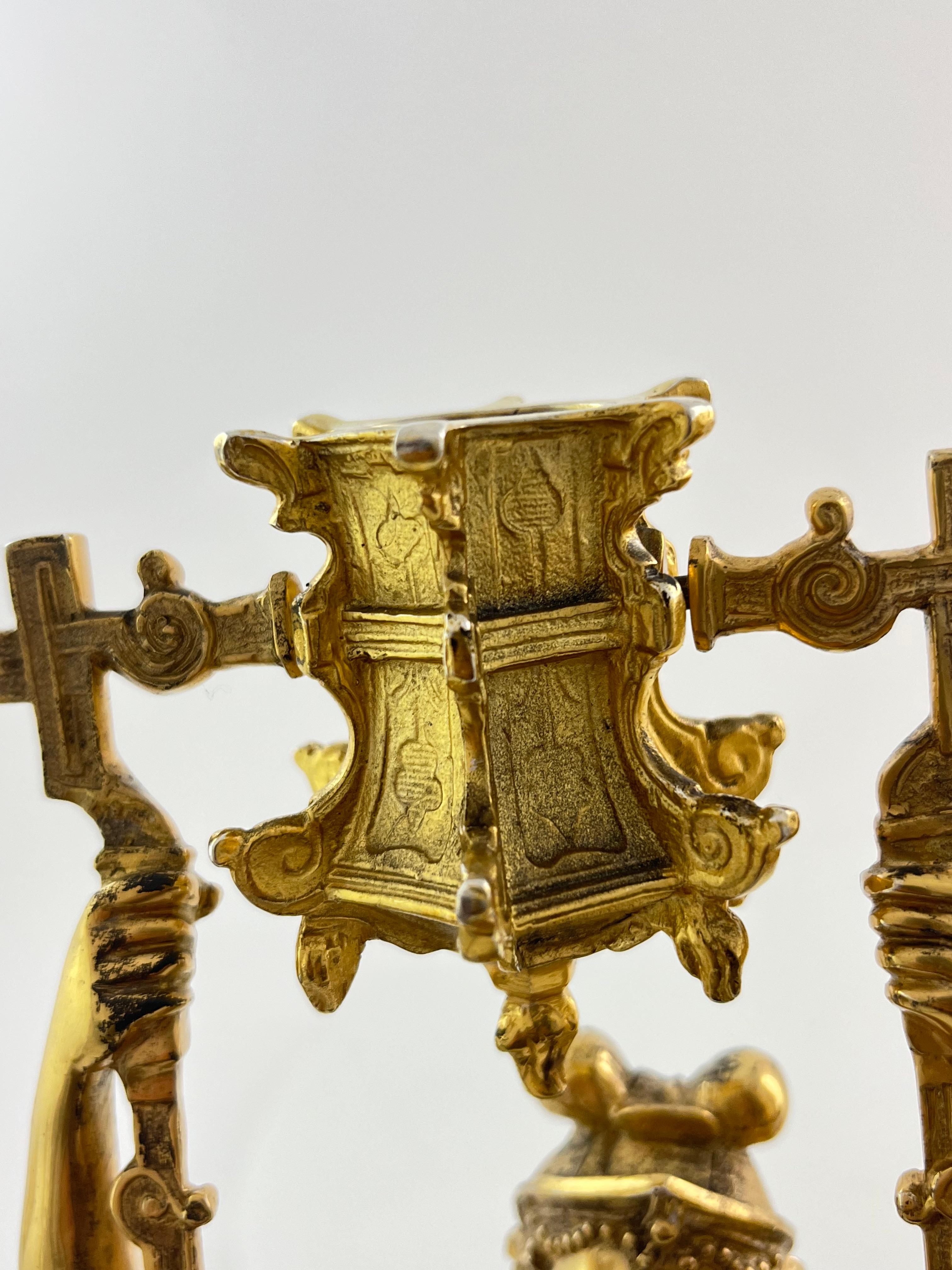 Paire inhabituelle de chandeliers en argent doré vers 1900 en vente 4