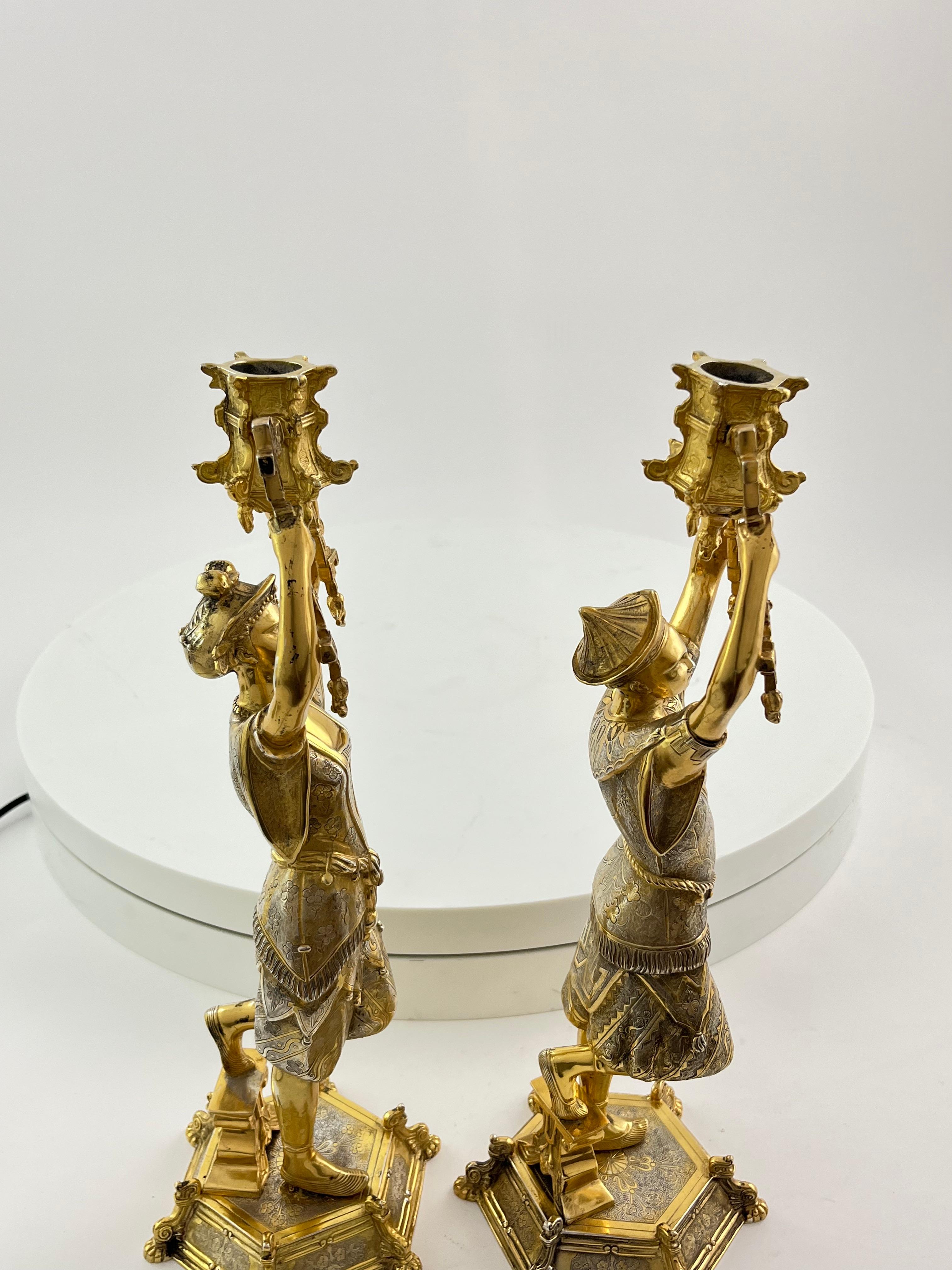 Paire inhabituelle de chandeliers en argent doré vers 1900 en vente 6
