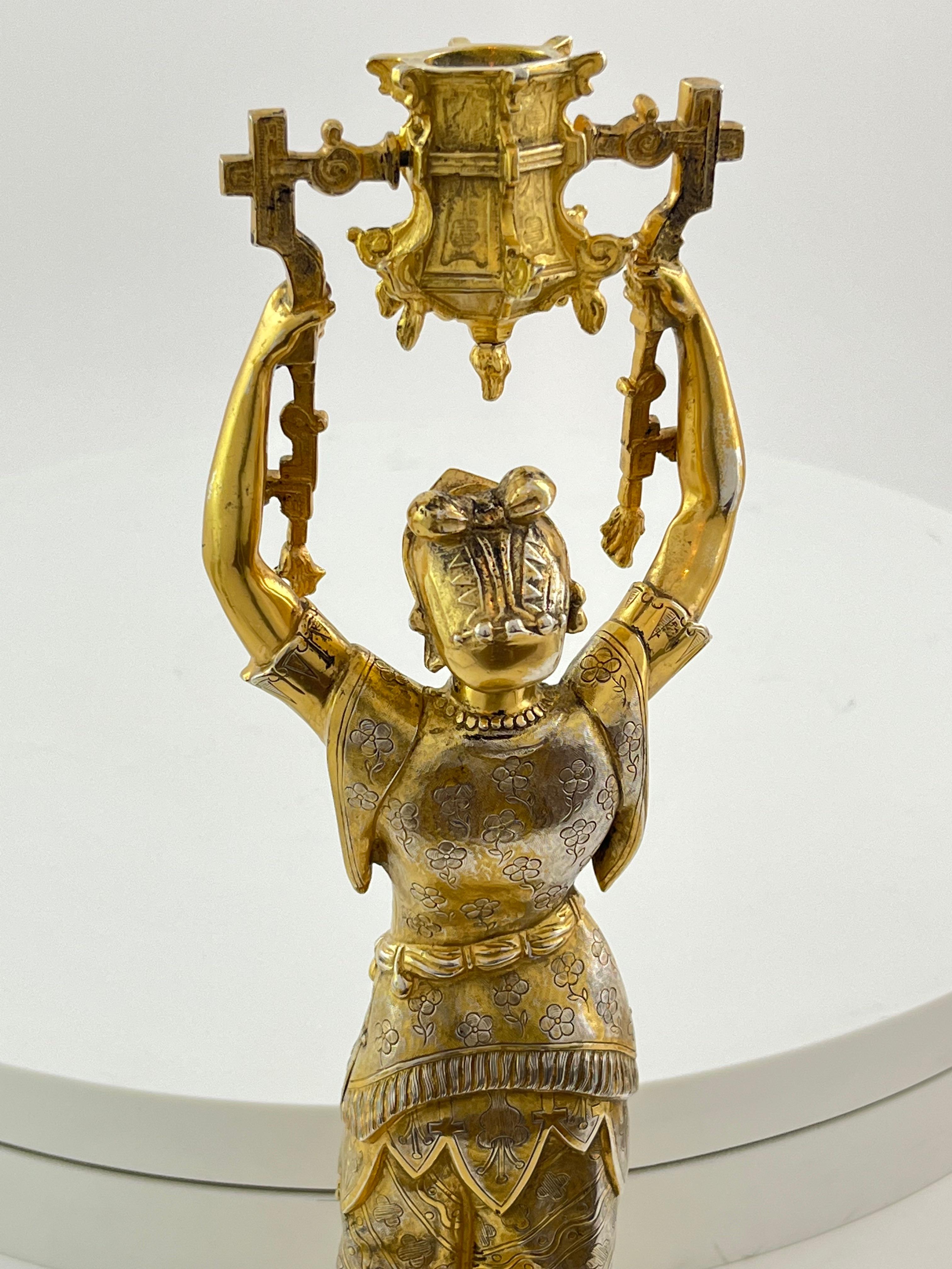 Argent Paire inhabituelle de chandeliers en argent doré vers 1900 en vente