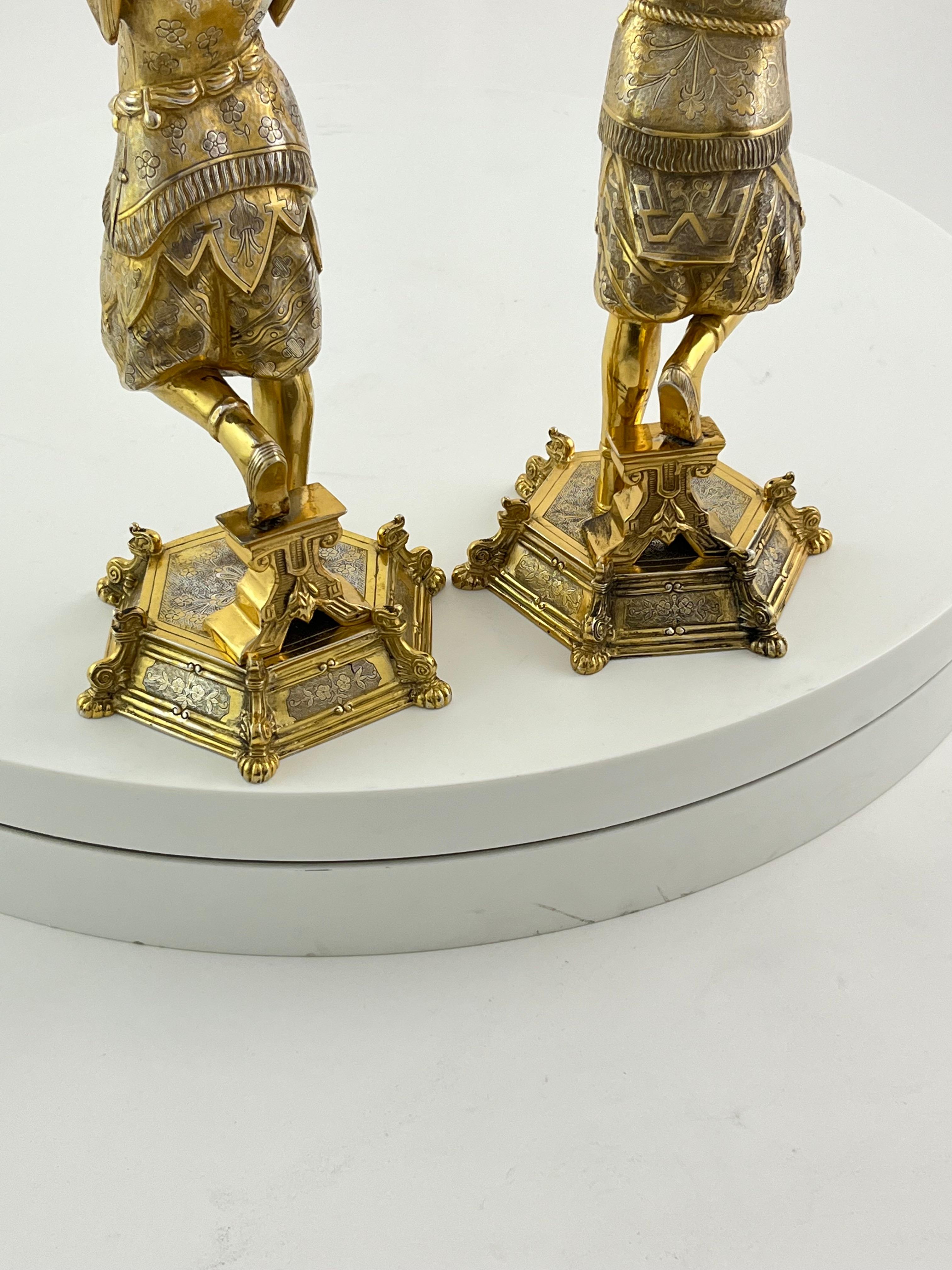 Paire inhabituelle de chandeliers en argent doré vers 1900 en vente 1