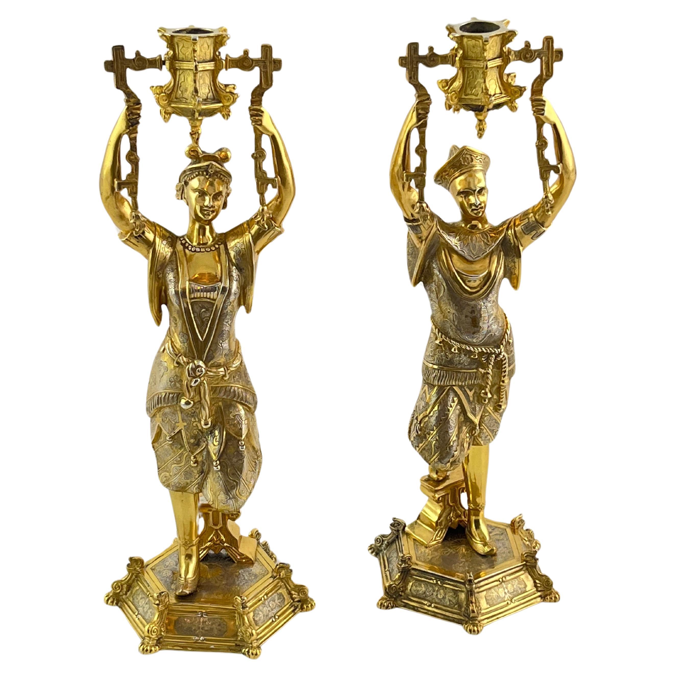 Paire inhabituelle de chandeliers en argent doré vers 1900 en vente