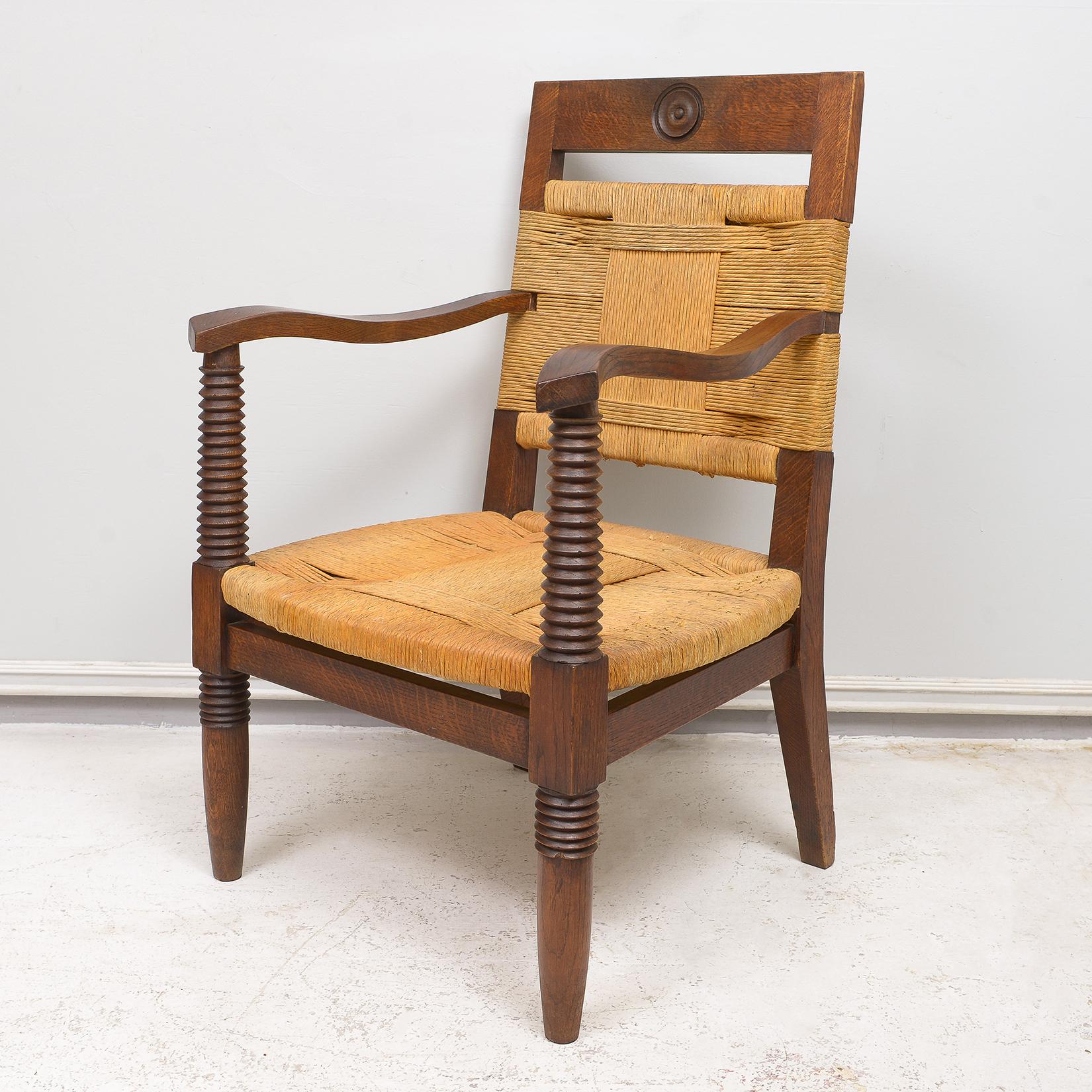 Ungewöhnliche Paar Vintage Französisch Oak Rushed Lounge Stühle im Zustand „Hervorragend“ im Angebot in New York, NY