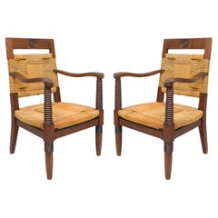 Un'insolita coppia di sedie da salotto vintage in legno di quercia francese