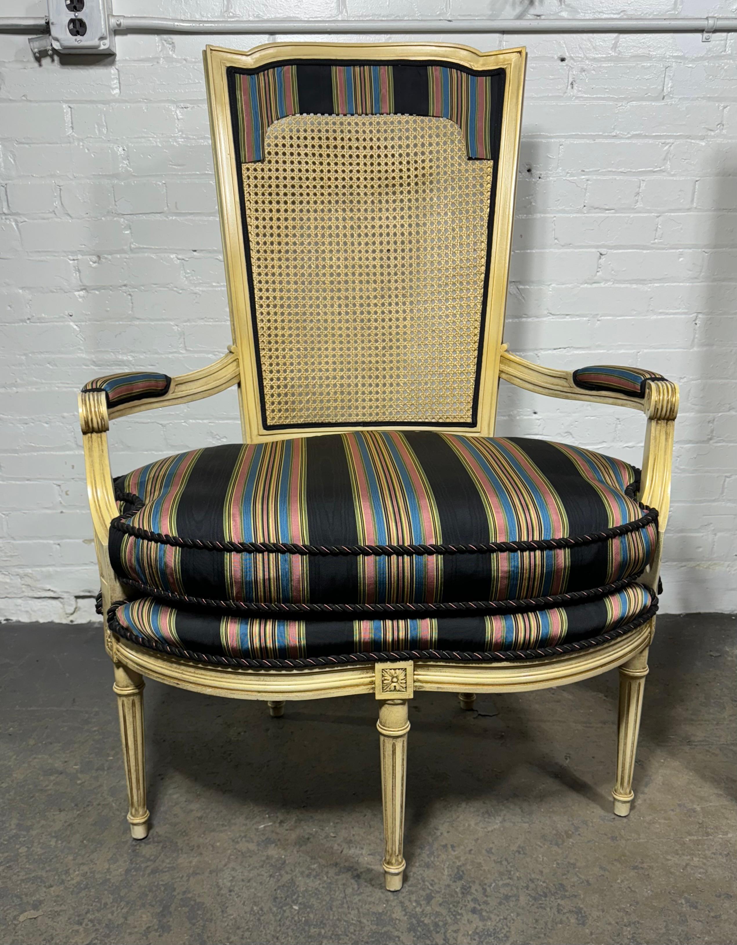 Ungewöhnliches Paar übergroße französische Bergeres Stühle / Louis XV Stil... Erstaunliche Qualität, Stil und Design. Exquisit neu gepolstert, extrem bequem. Seltenes 5-Fuß-Design. Persönliche Zustellung in New York City oder irgendwo auf dem Weg