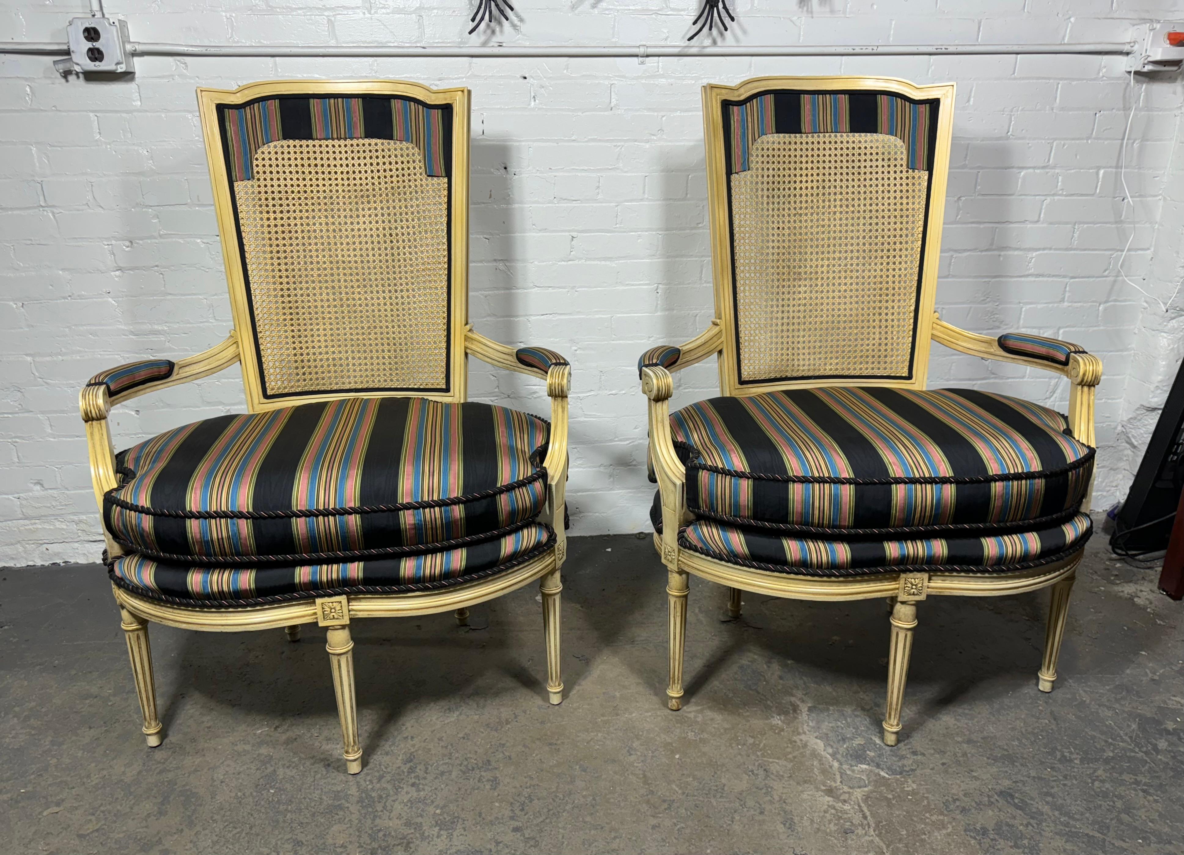 Ungewöhnliches Paar übergroße französische Bergeres-Stühle im Louis-XV-Stil (Stoff) im Angebot