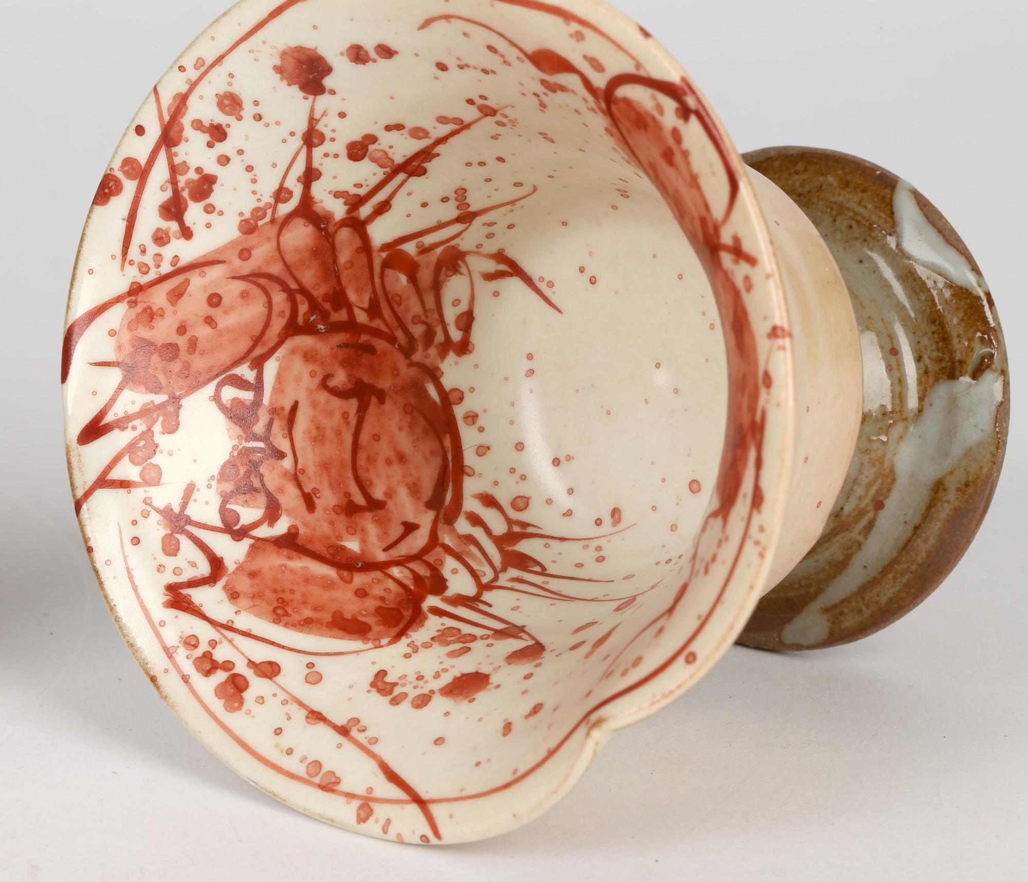 Paire insolite de tasses à piédestal en poterie d'atelier peintes de poissons et de crabes en vente 2