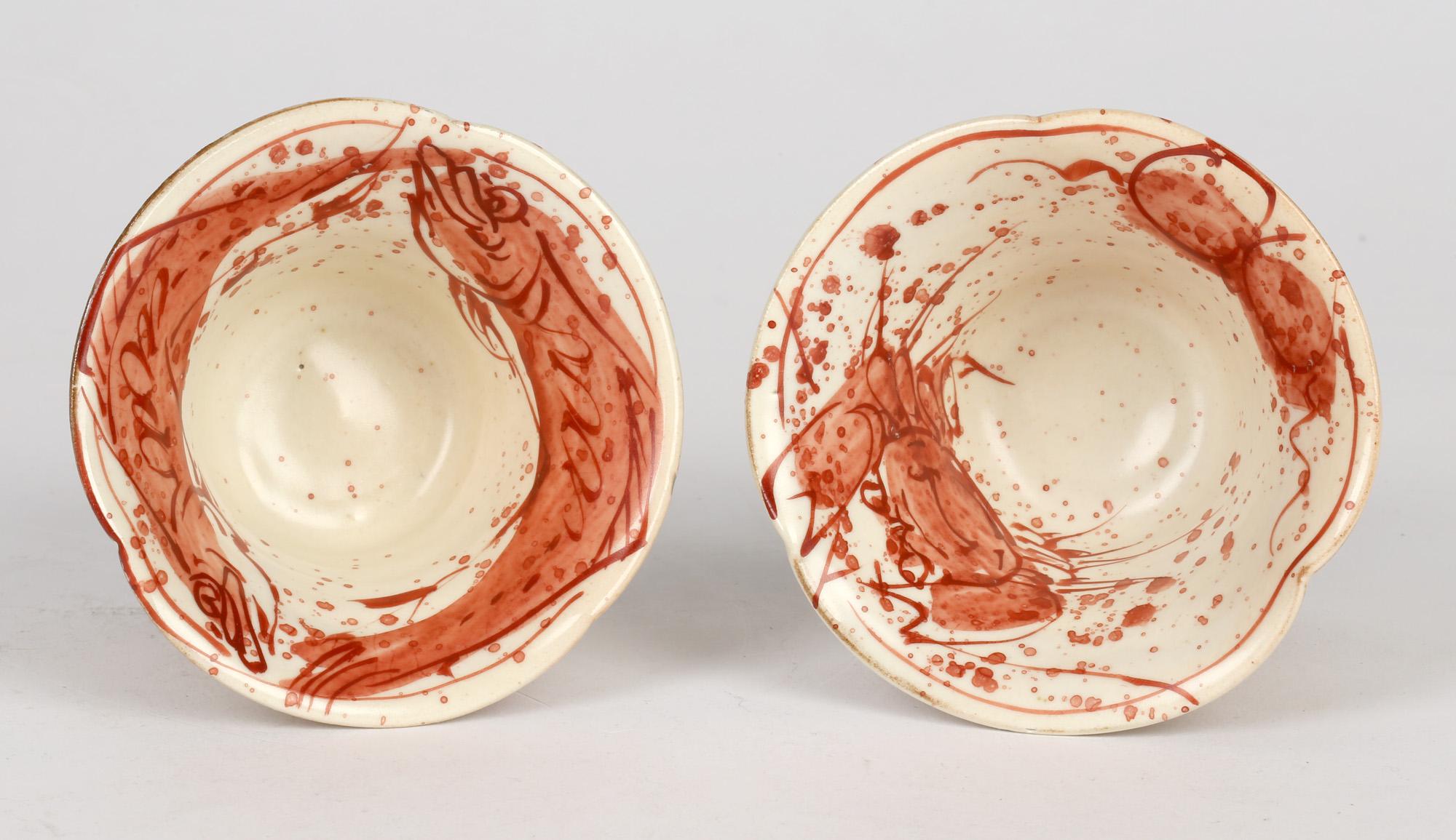 Außergewöhnliches Paar Sockel Studio Pottery Tassen mit Fisch und Krabbe bemalt im Angebot 1