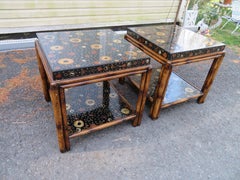 Paire inhabituelle de tables d'appoint en bambou et rotin Theodore Alexander