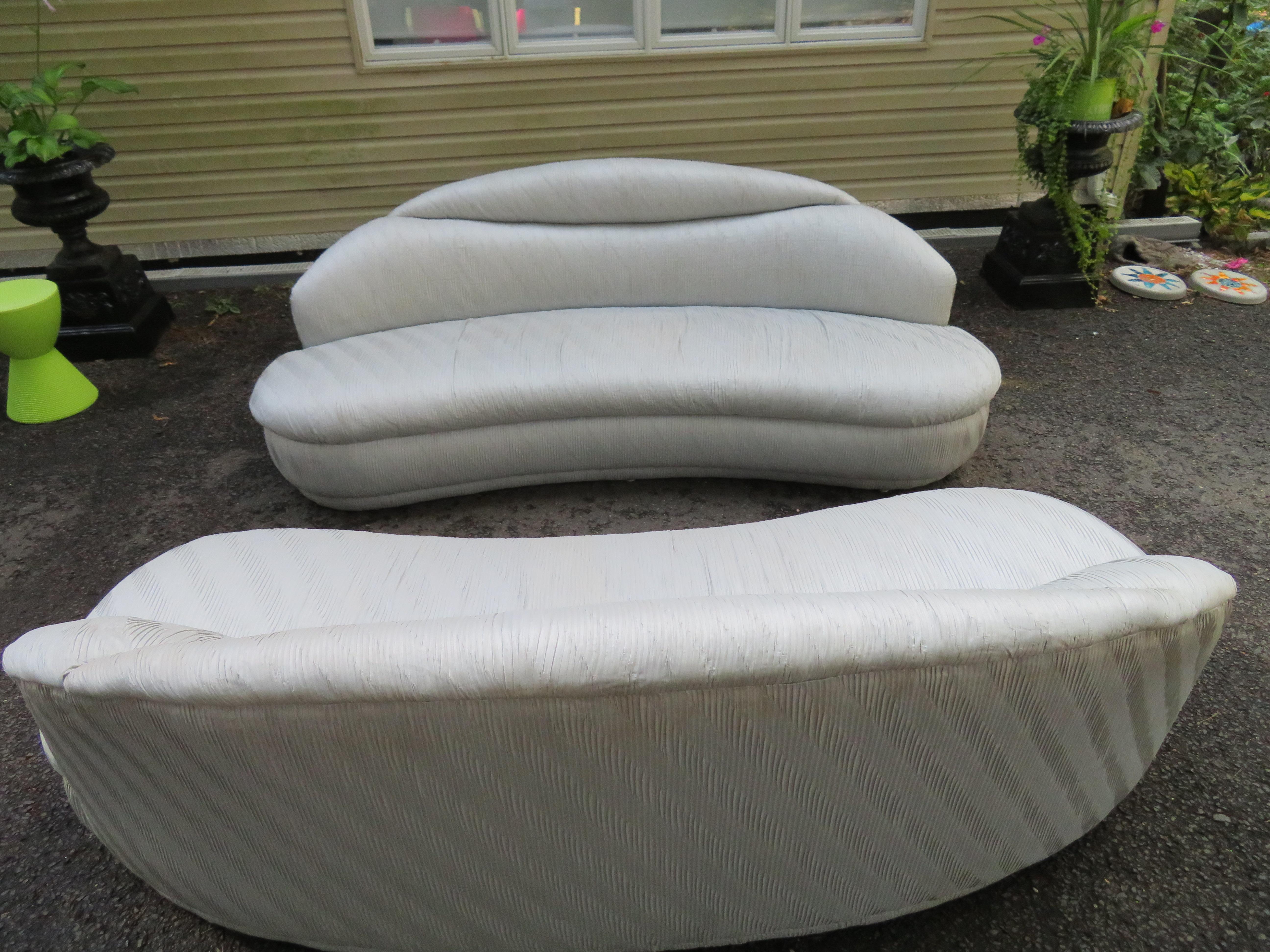 Ein ungewöhnliches Paar von  Weiman Gerüschtes, gebogenes, gebogenes Sofa im Angebot 11