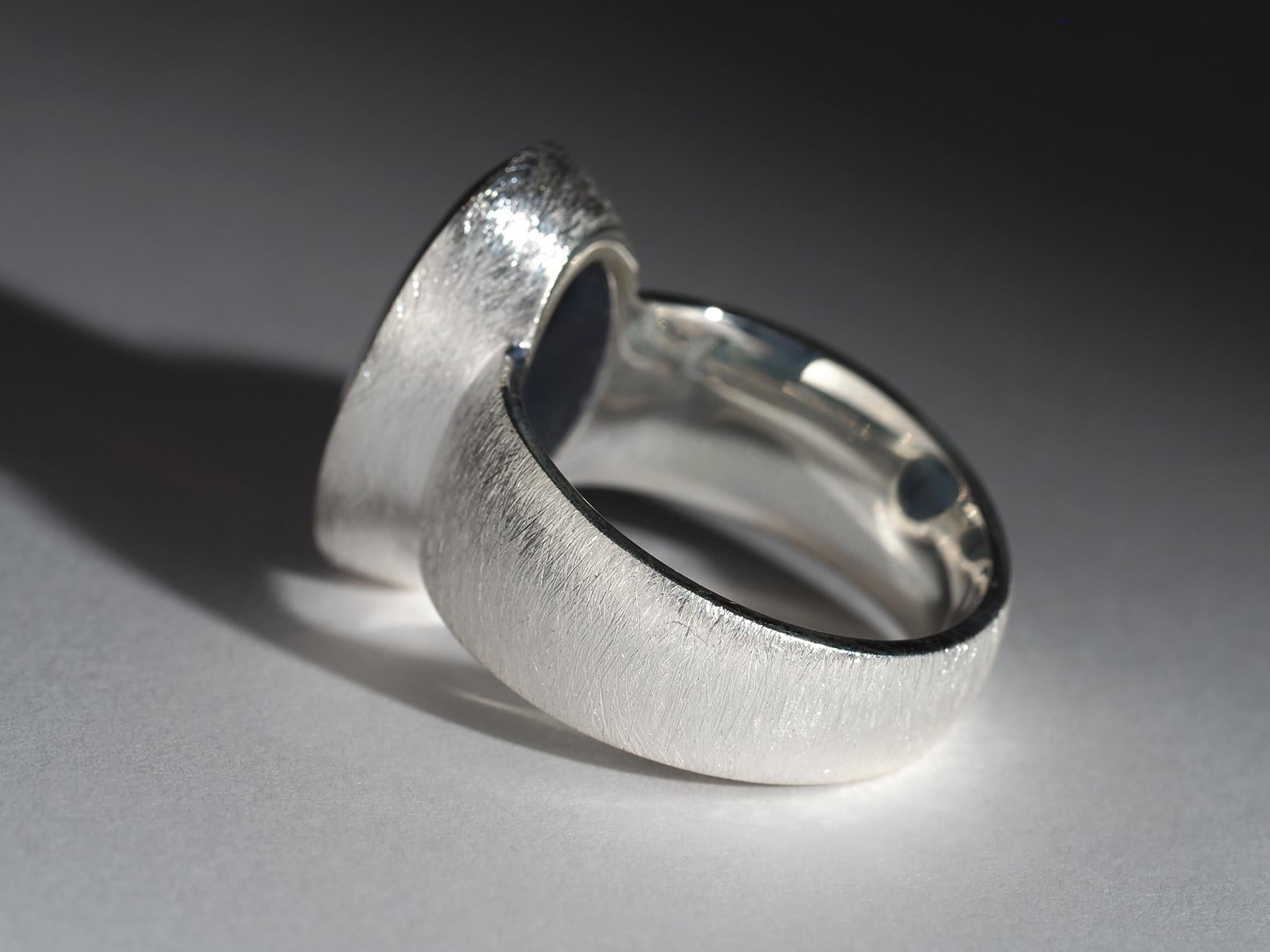 Bague en argent avec Opale Australienne foncée 3.6ct en vente 4