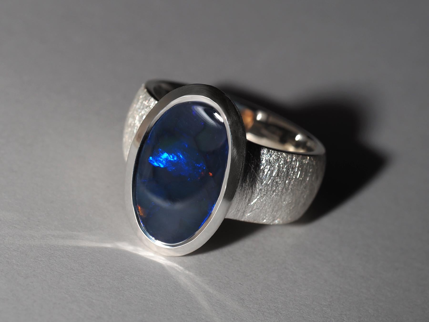 Bague en argent avec Opale Australienne foncée 3.6ct en vente 5