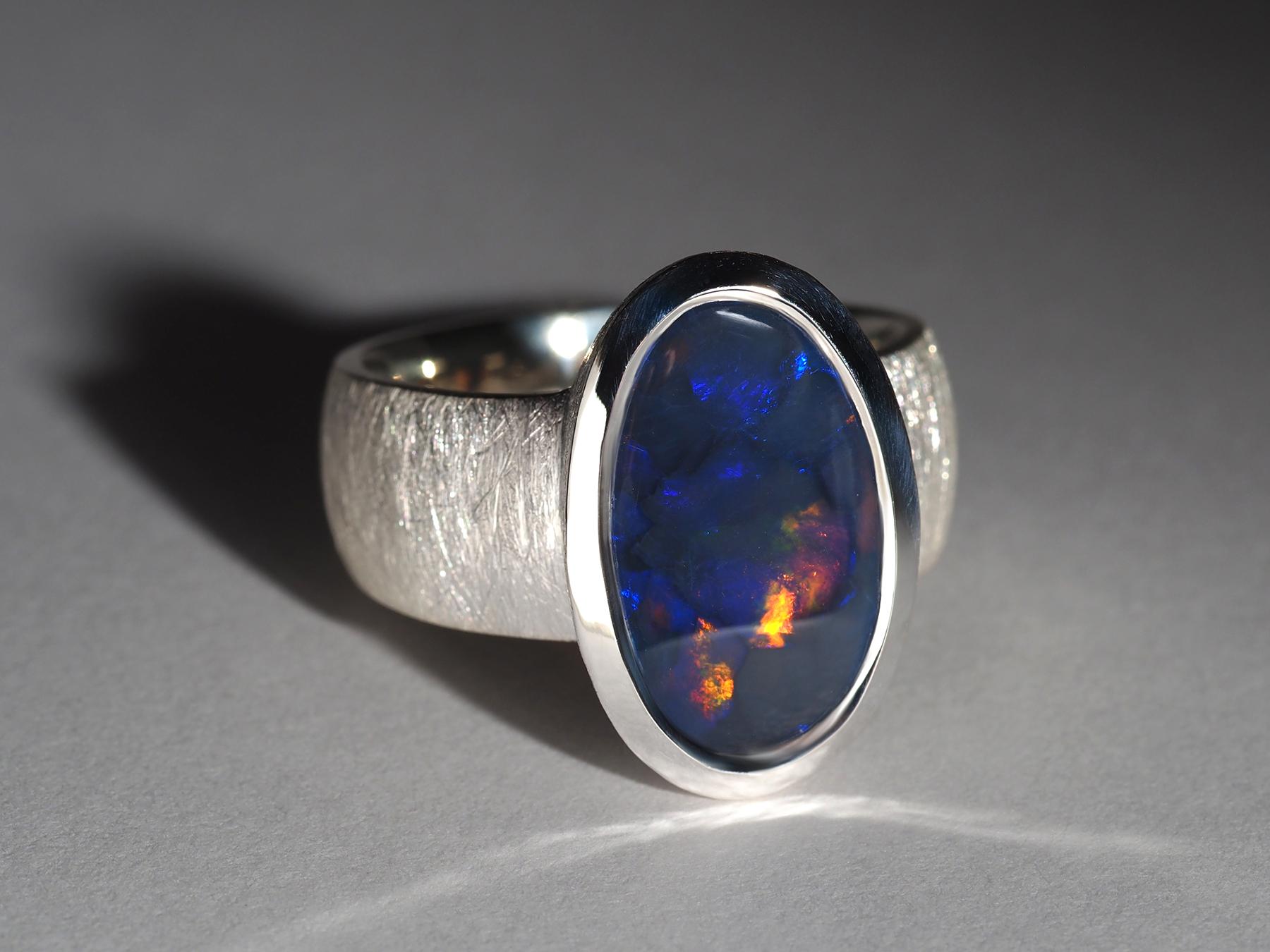 Bague en argent avec Opale foncée naturelle aux motifs inhabituels
Origine de l'opale - Australie
Poids de l'opale - 3,6 carats
dimensions de la pierre précieuse 10 х 17 mm
Poids de l'anneau - 10,8 grammes
Taille de la bague - 8 1/4 US, diamètre