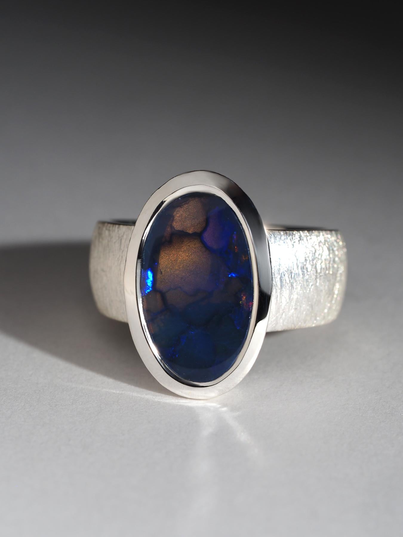 Artisan Bague en argent avec Opale Australienne foncée 3.6ct en vente