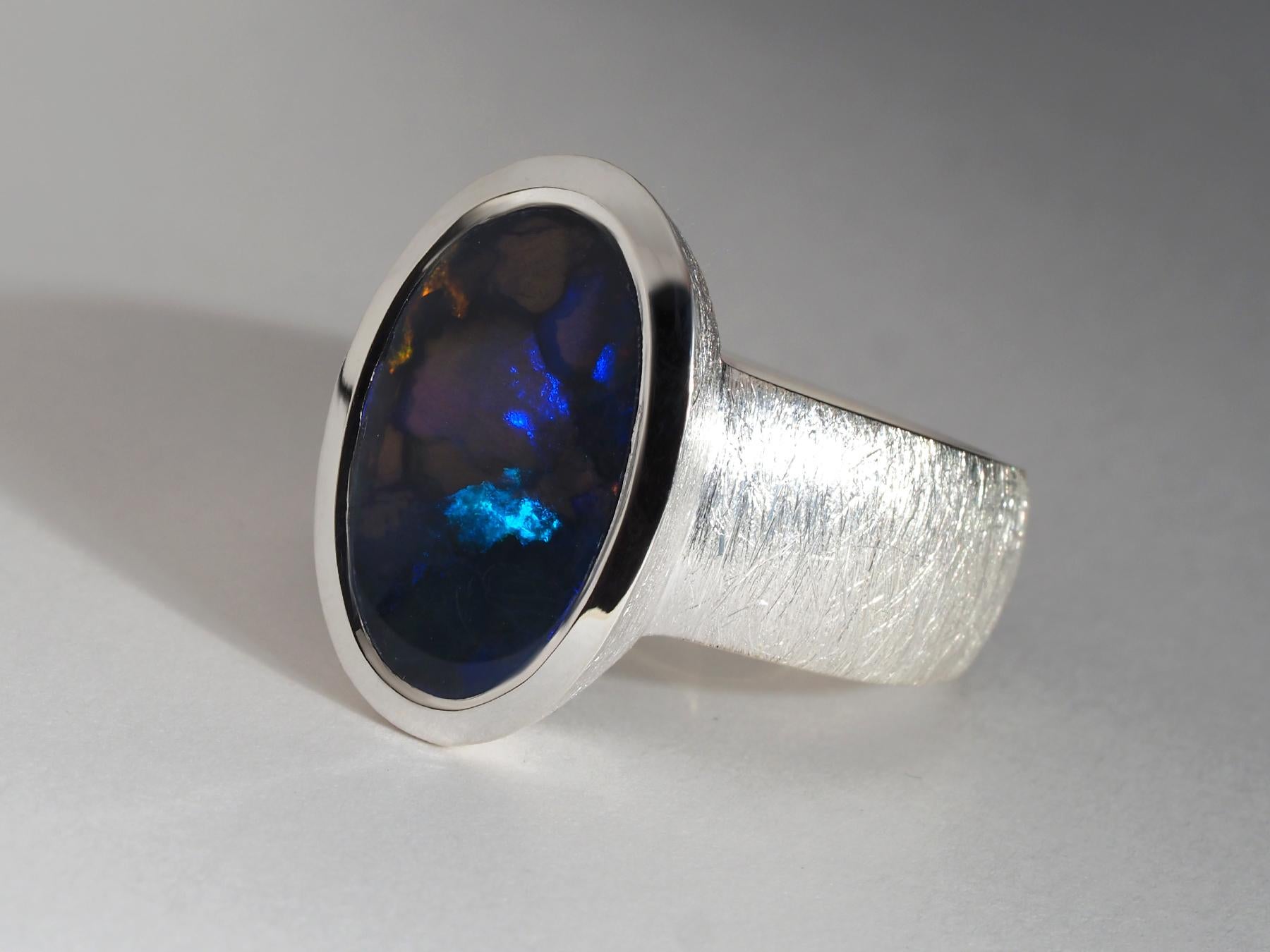 Taille ovale Bague en argent avec Opale Australienne foncée 3.6ct en vente
