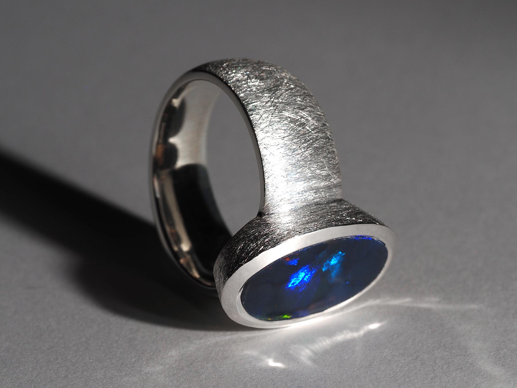 Bague en argent avec Opale Australienne foncée 3.6ct Unisexe en vente