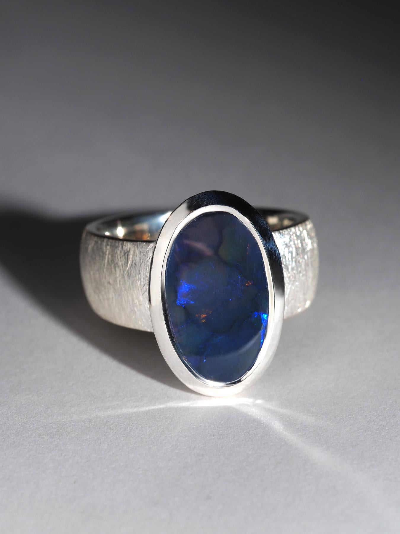 Bague en argent avec Opale Australienne foncée 3.6ct en vente 1