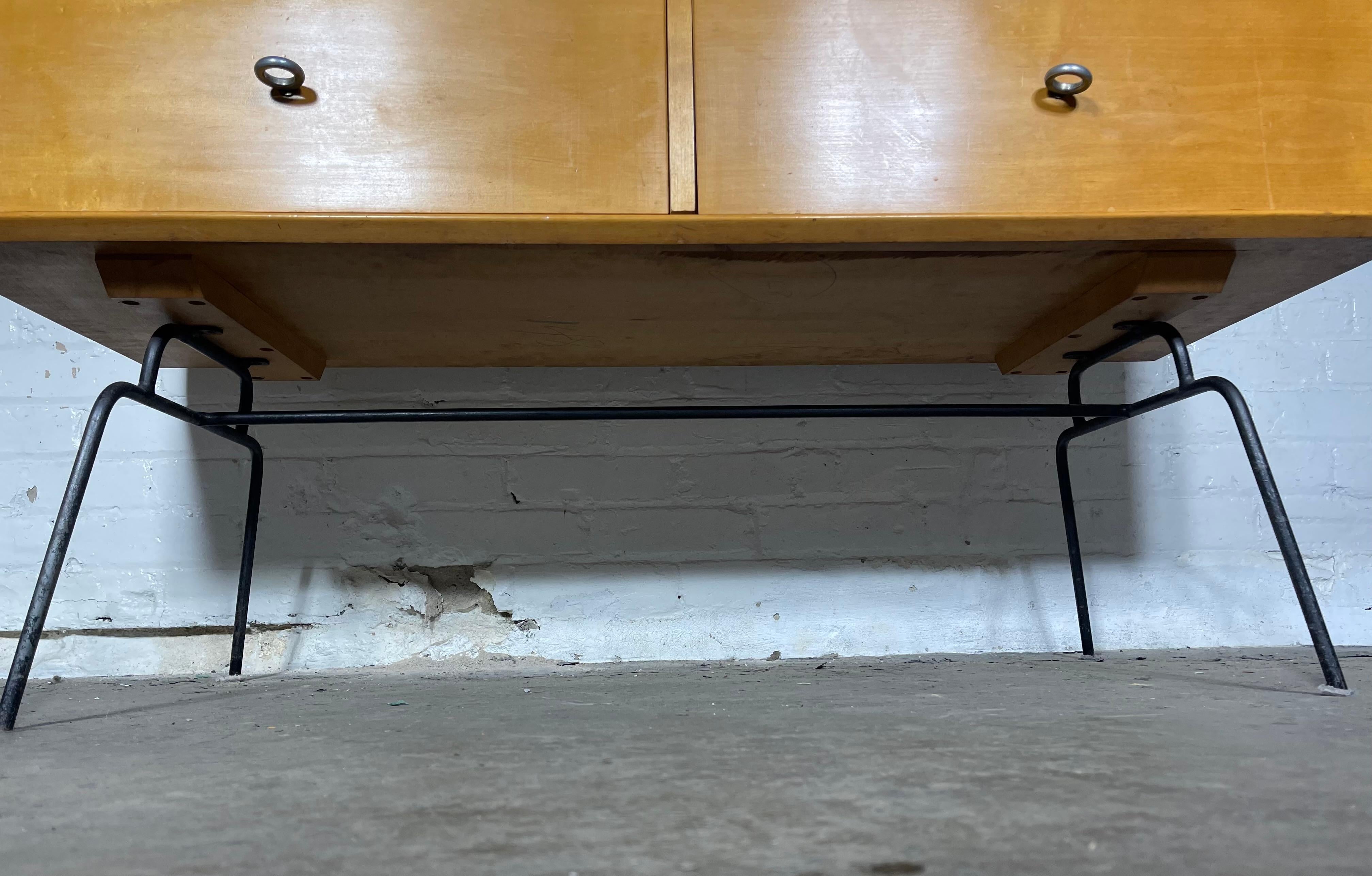 Mid-Century moderno Unusual Paul McCobb 6-drawer dresser on iron base, aluminum ring pulls in vendita