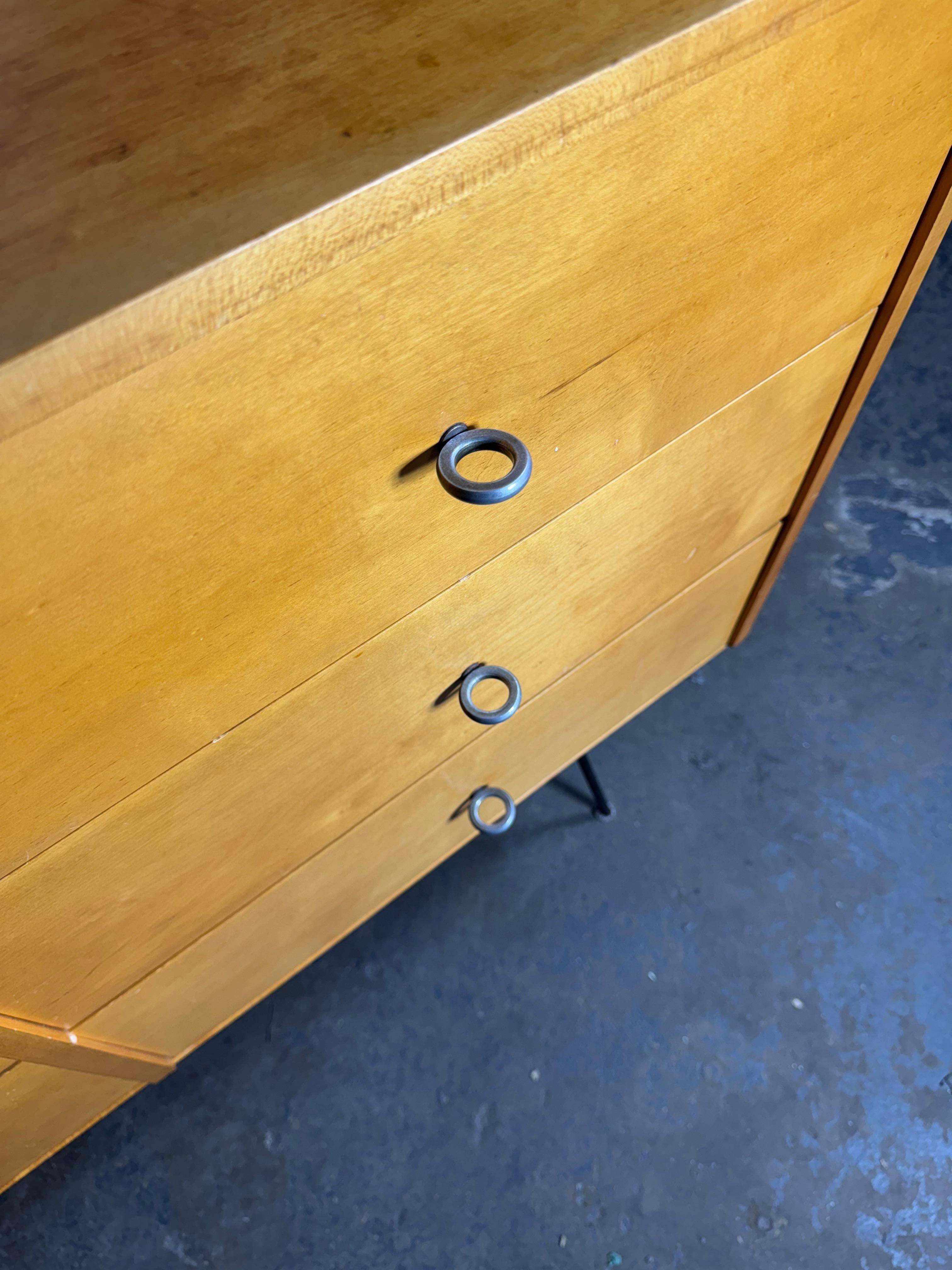 Americano Unusual Paul McCobb 6-drawer dresser on iron base, aluminum ring pulls in vendita