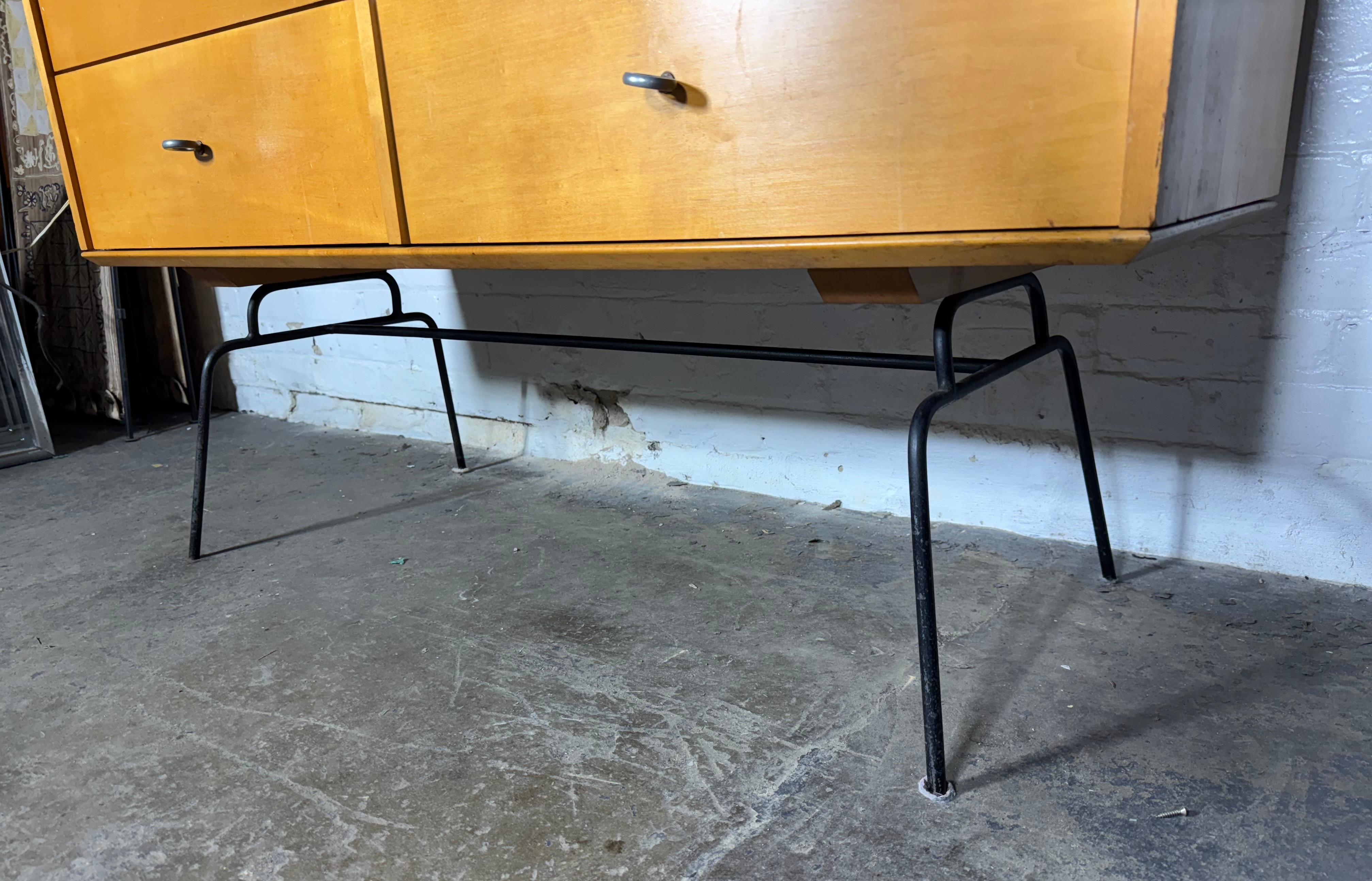 Unusual Paul McCobb 6-drawer dresser on iron base, aluminum ring pulls In condizioni buone in vendita a Buffalo, NY