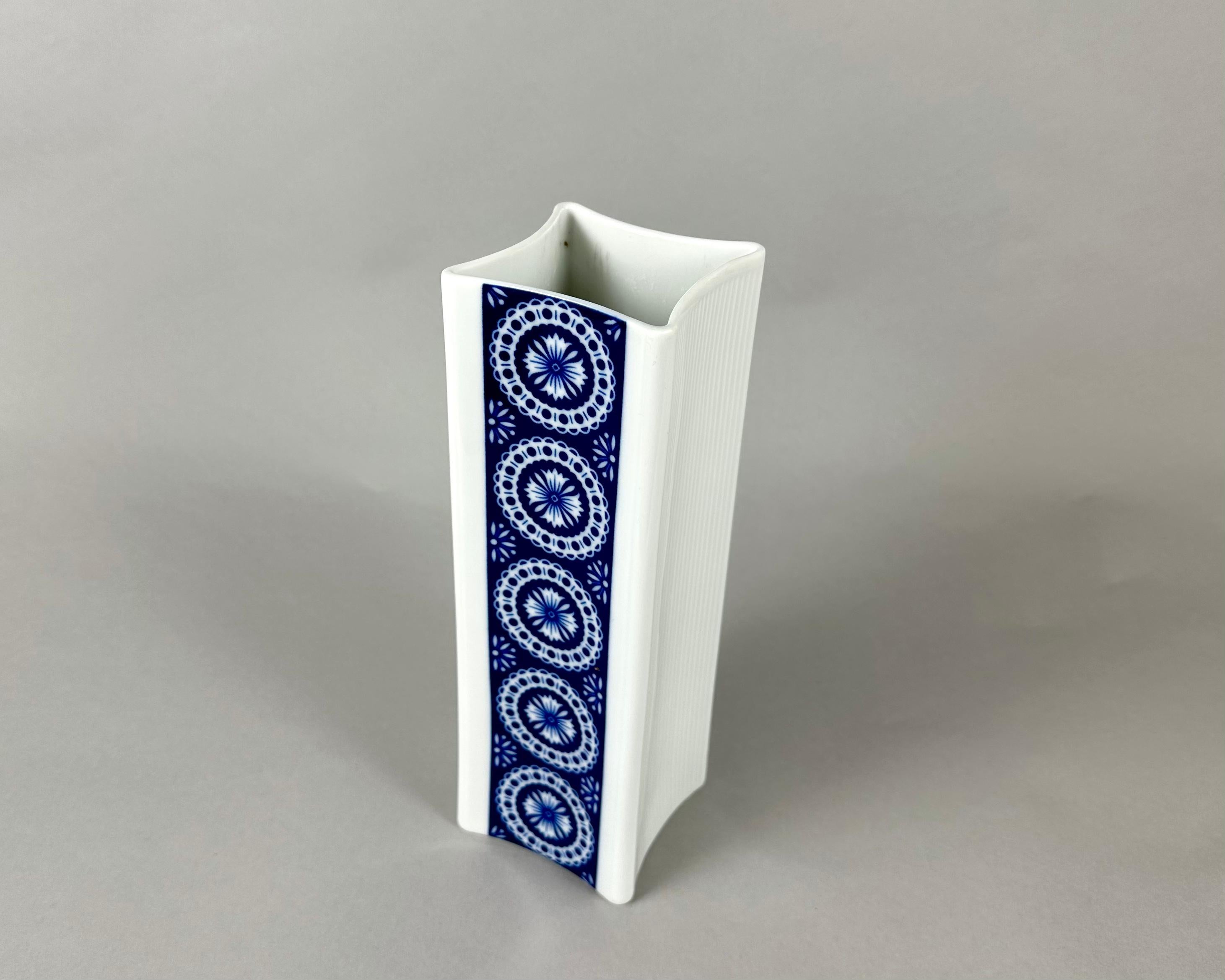 Vase vintage en porcelaine avec motif bleu de Schirnding Bavière Allemagne.

Le vase est fabriqué en porcelaine peinte à la main en Allemagne dans les années 1970.

Sa forme rectangulaire et ses côtés nervurés lui confèrent une certaine