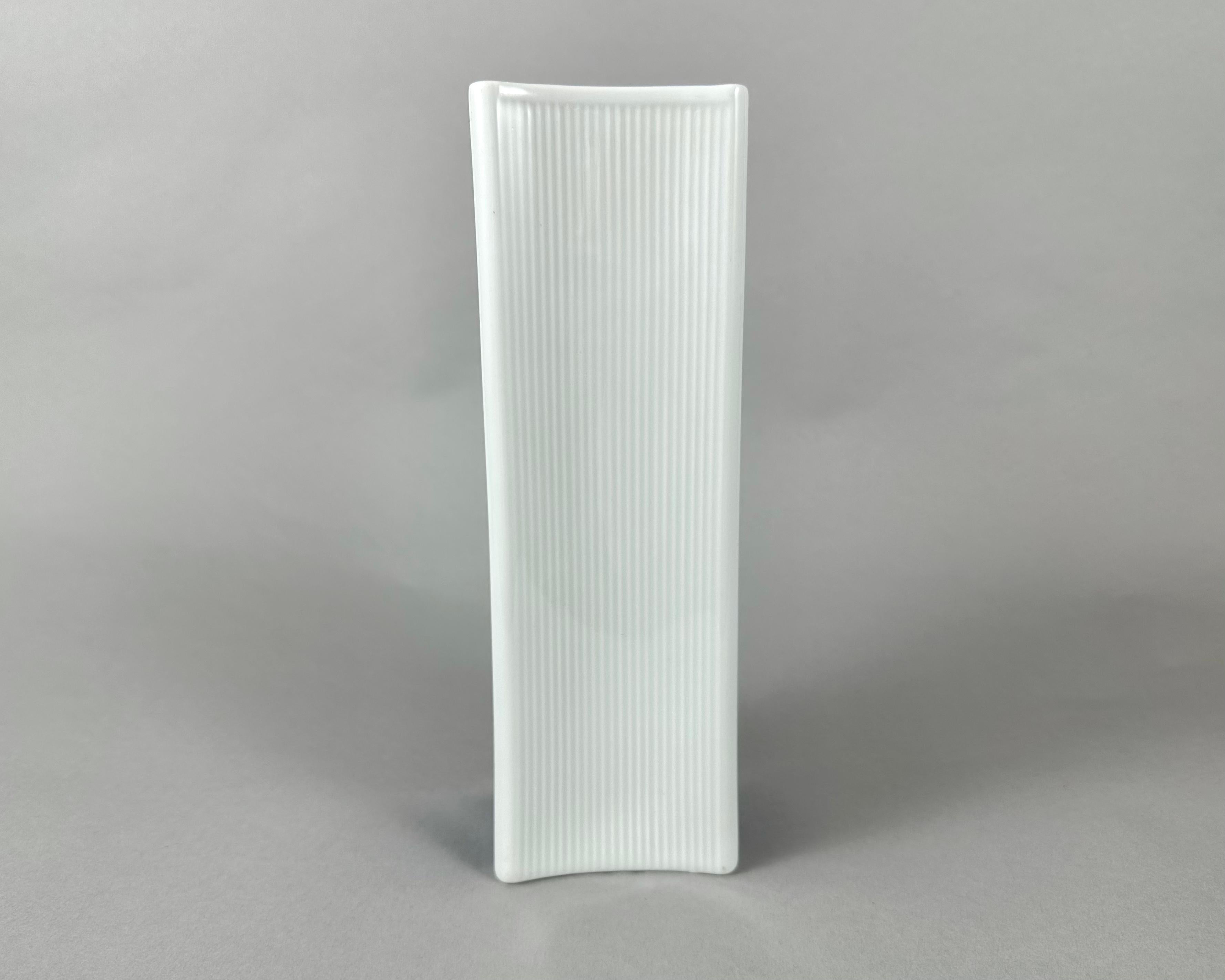 Porcelaine Vase en porcelaine inhabituel Schirnding avec motif bleu Allemagne, Bavière, 1970 en vente