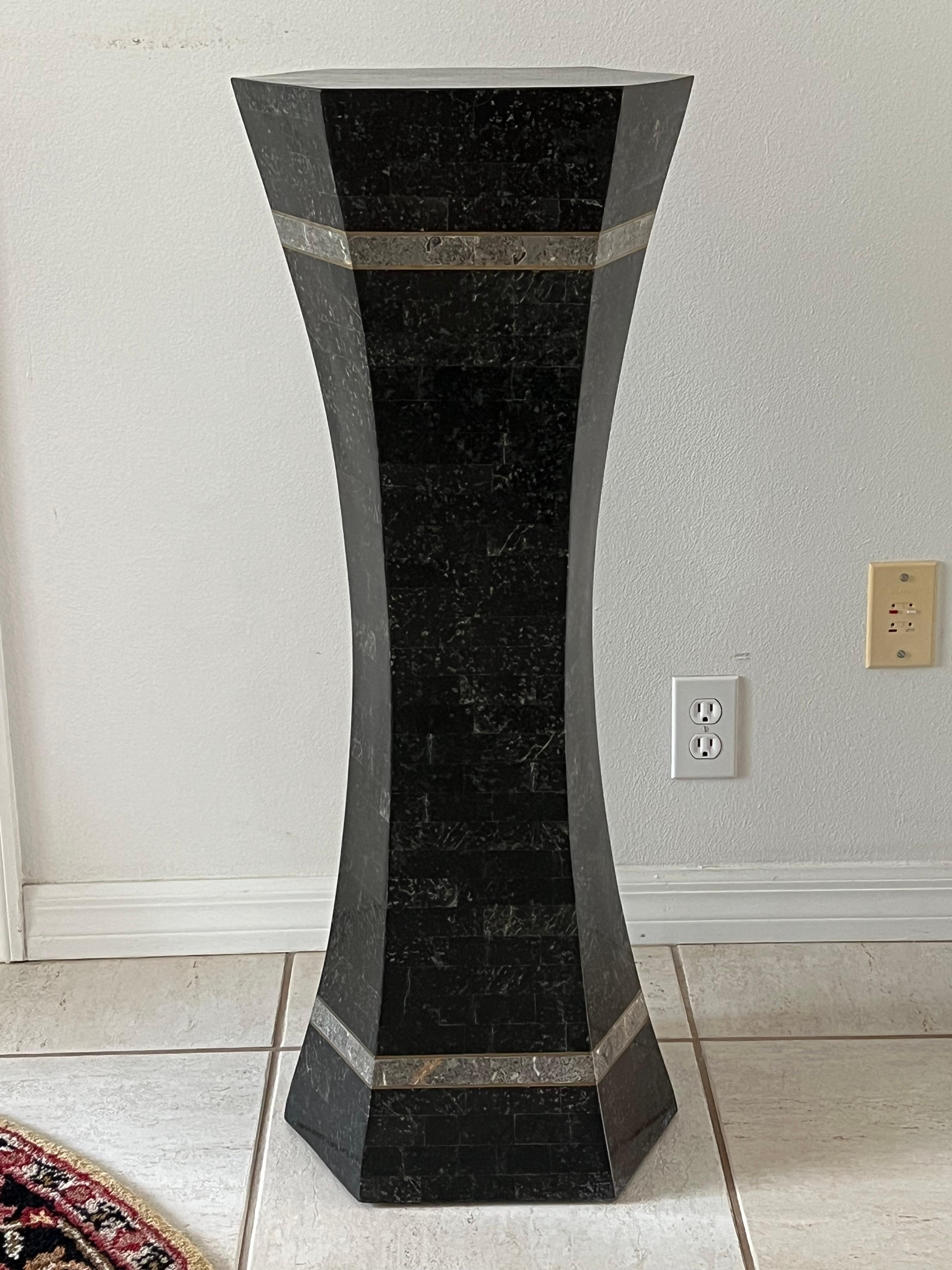 Ungewöhnliche Sanduhr, postmoderner Sockel. Aus mosaikartigem Stein mit Messingeinlage - wahrscheinlich von Maitland Smith. Sehr schwer - wiegt über 40 lbs. An allen Seiten, einschließlich des Bodens, gut verarbeitet. Perfekt für eine Lampe oder