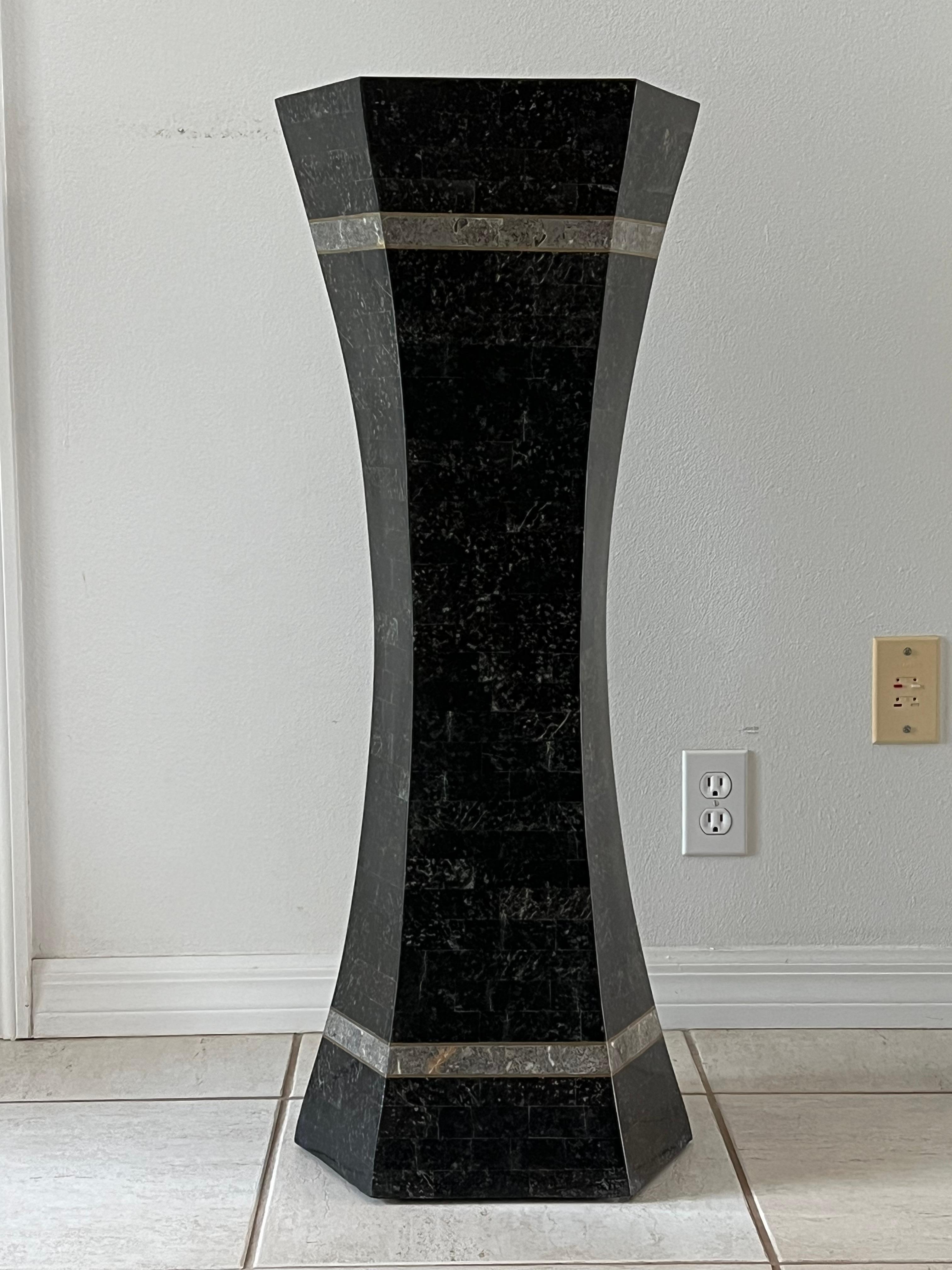 Ungewöhnliche Post Modern Tessellated Stone Pedestal Inlaid Messing (Moderne) im Angebot