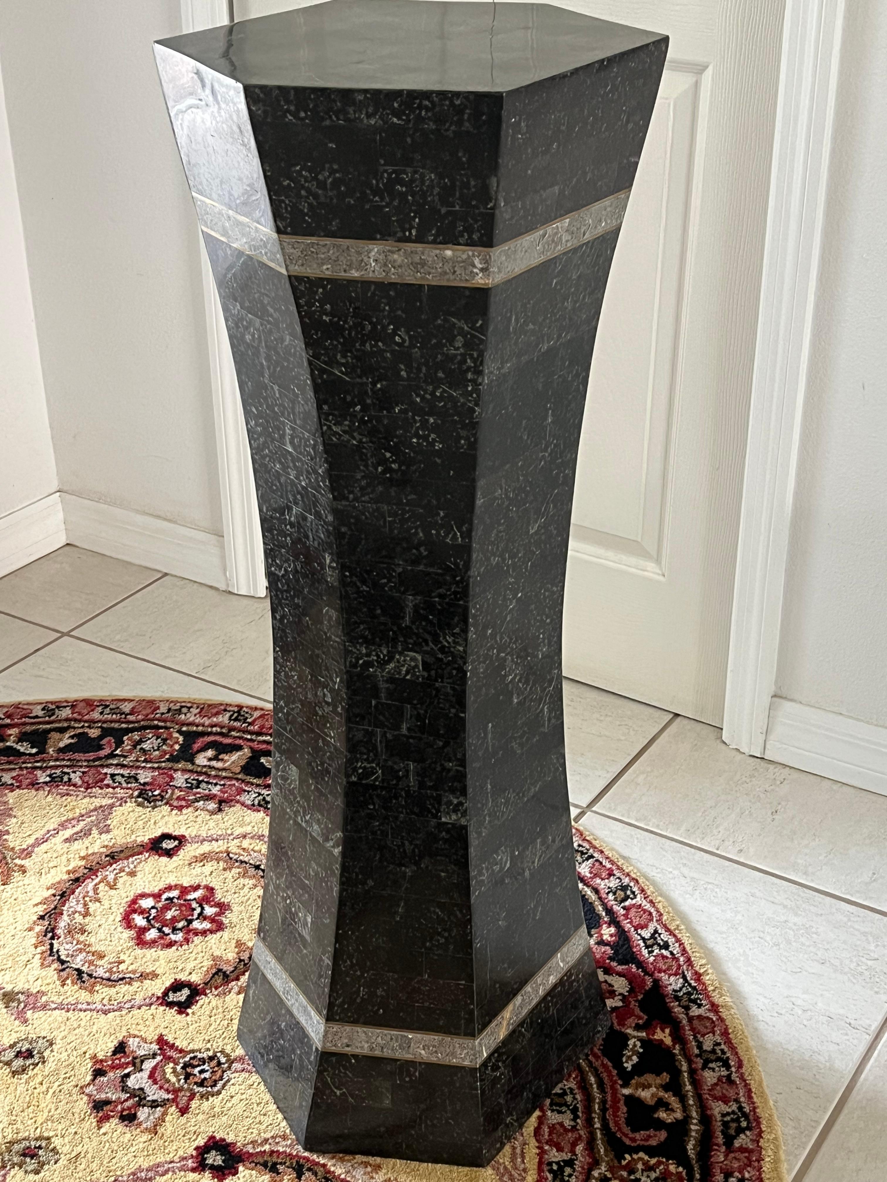 Ungewöhnliche Post Modern Tessellated Stone Pedestal Inlaid Messing (Kolumbianisch) im Angebot