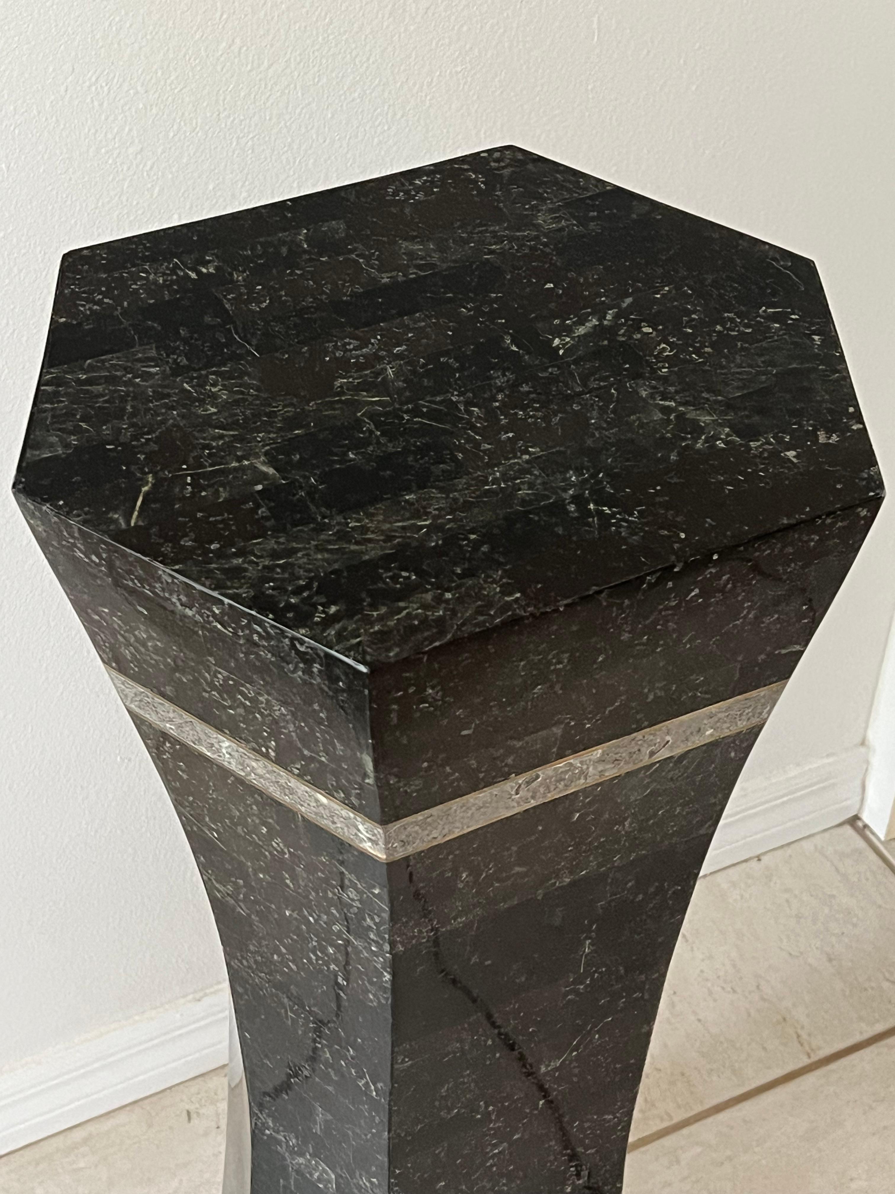 Ungewöhnliche Post Modern Tessellated Stone Pedestal Inlaid Messing im Zustand „Gut“ im Angebot in St.Petersburg, FL