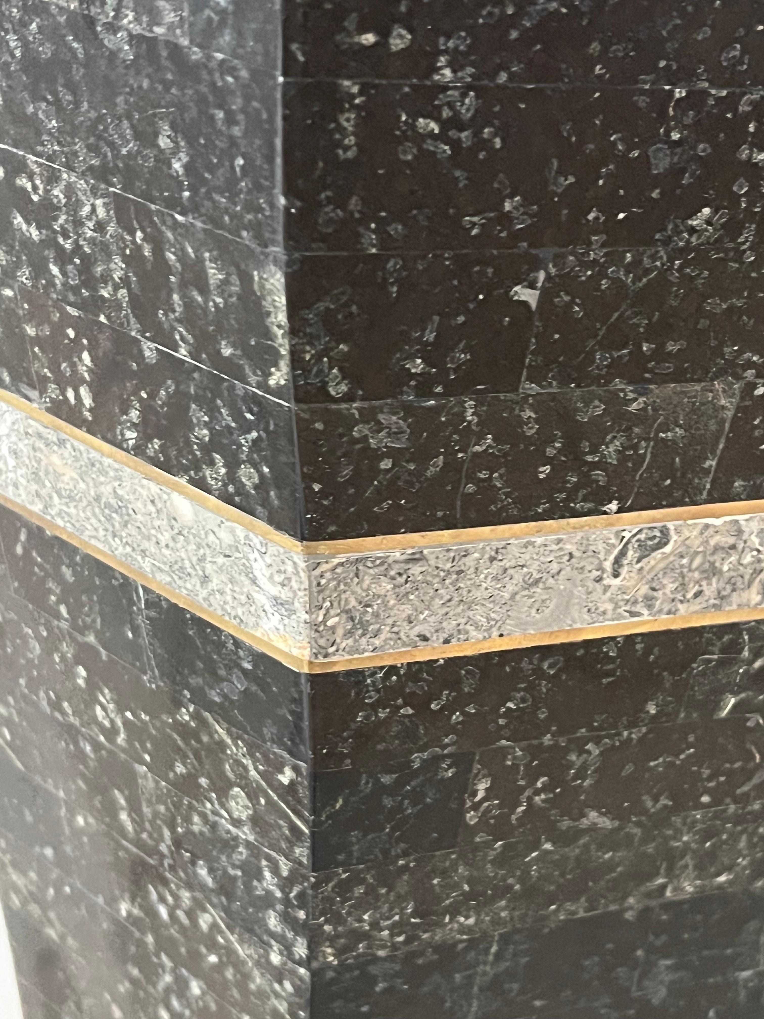 Ungewöhnliche Post Modern Tessellated Stone Pedestal Inlaid Messing (Ende des 20. Jahrhunderts) im Angebot