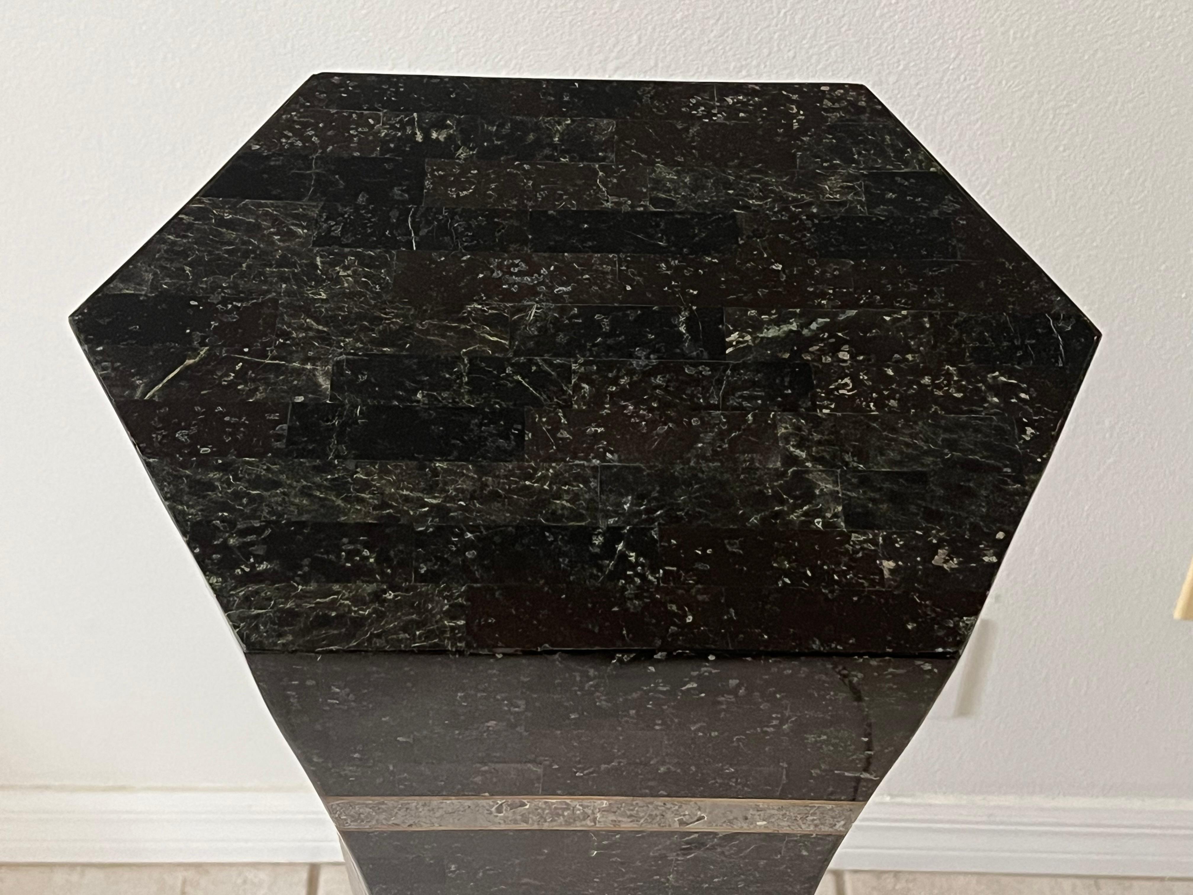 Ungewöhnliche Post Modern Tessellated Stone Pedestal Inlaid Messing (Stein) im Angebot